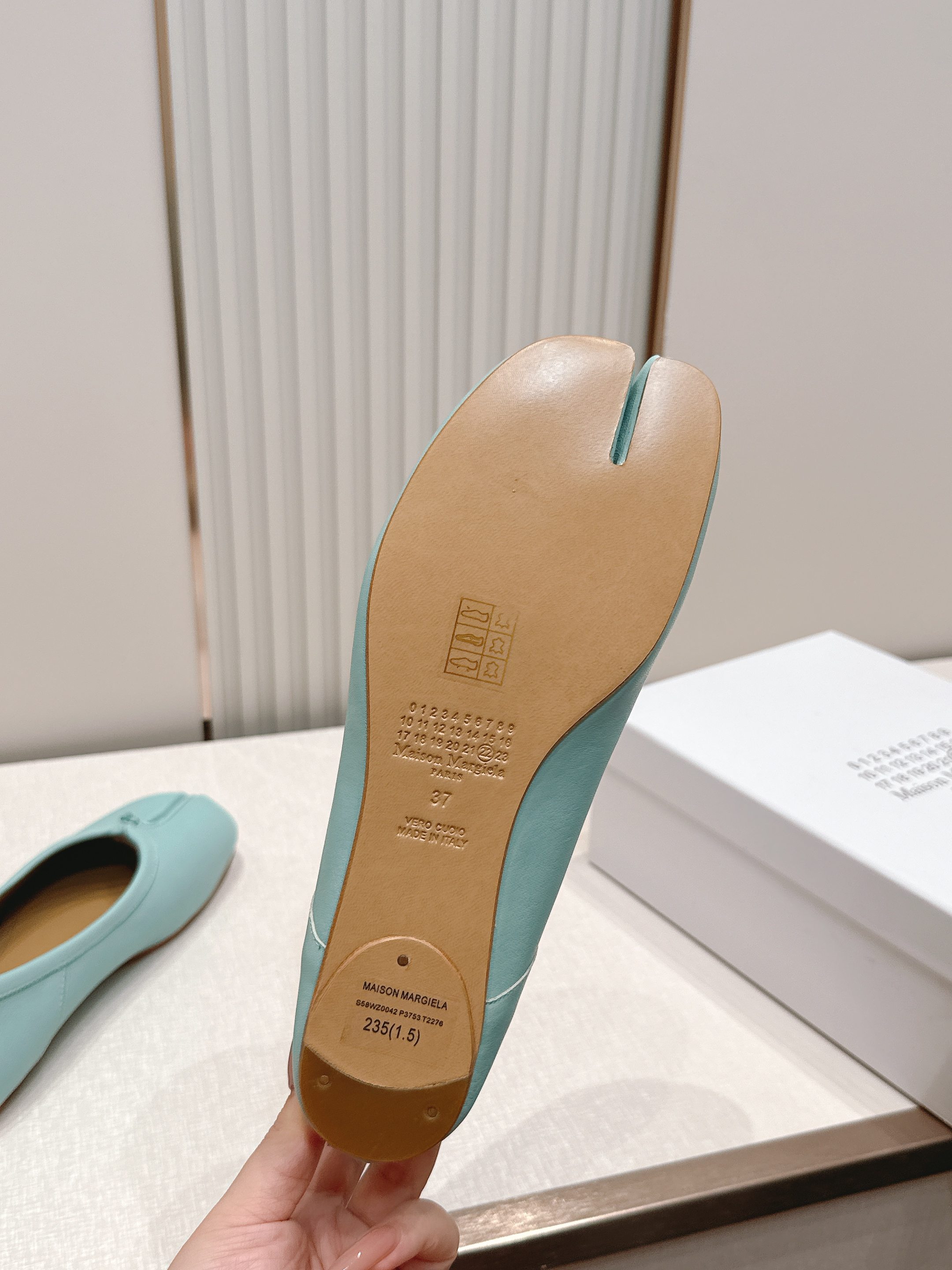 Maison Margiela MM6 马吉拉新款分趾芭蕾低跟单鞋设计上完美踩中了先锋美学的审美点，标志
