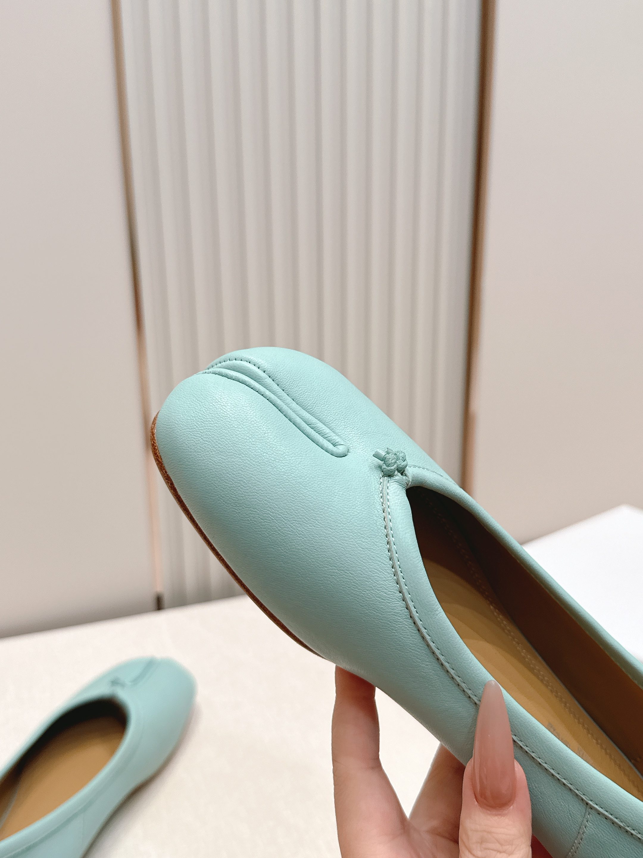 Maison Margiela MM6 马吉拉新款分趾芭蕾低跟单鞋设计上完美踩中了先锋美学的审美点，标志