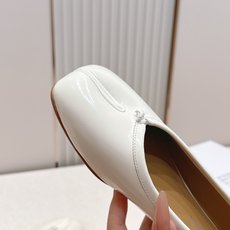 Maison Margiela MM6 马吉拉新款分趾芭蕾低跟单鞋设计上完美踩中了先锋美学的审美点,标志 Maison Margiela MM6 马吉拉新款分趾芭蕾低跟单鞋设计上完美踩中了先锋美学的审美点,标志