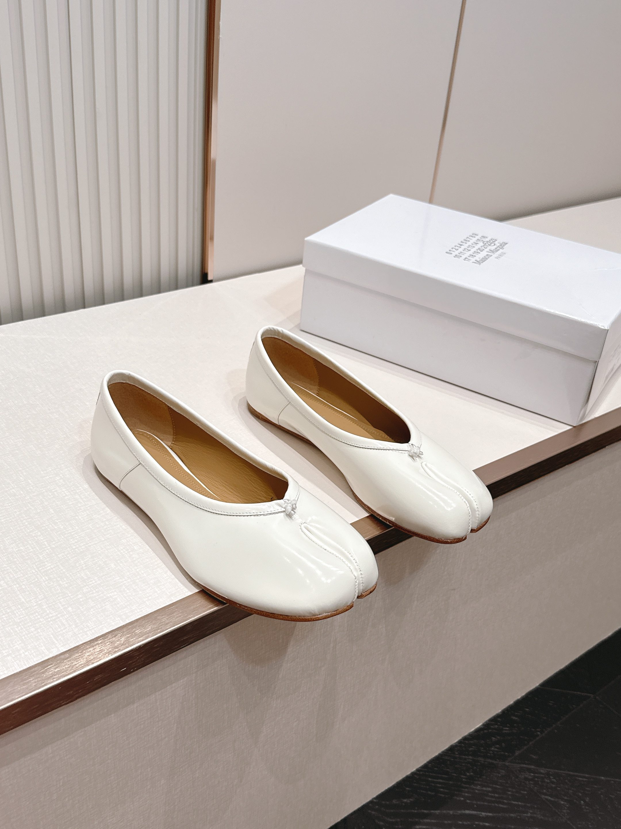 Maison Margiela MM6 马吉拉新款分趾芭蕾低跟单鞋设计上完美踩中了先锋美学的审美点，标志