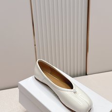 Maison Margiela MM6 马吉拉新款分趾芭蕾低跟单鞋设计上完美踩中了先锋美学的审美点,标志 Maison Margiela MM6 马吉拉新款分趾芭蕾低跟单鞋设计上完美踩中了先锋美学的审美点,标志