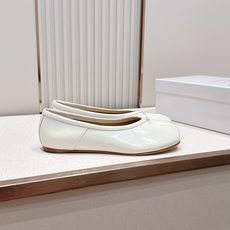 Maison Margiela MM6 马吉拉新款分趾芭蕾低跟单鞋设计上完美踩中了先锋美学的审美点,标志 Maison Margiela MM6 马吉拉新款分趾芭蕾低跟单鞋设计上完美踩中了先锋美学的审美点,标志