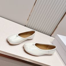 Maison Margiela MM6 马吉拉新款分趾芭蕾低跟单鞋设计上完美踩中了先锋美学的审美点,标志 Maison Margiela MM6 马吉拉新款分趾芭蕾低跟单鞋设计上完美踩中了先锋美学的审美点,标志