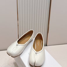 Maison Margiela MM6 马吉拉新款分趾芭蕾低跟单鞋设计上完美踩中了先锋美学的审美点,标志 Maison Margiela MM6 马吉拉新款分趾芭蕾低跟单鞋设计上完美踩中了先锋美学的审美点,标志