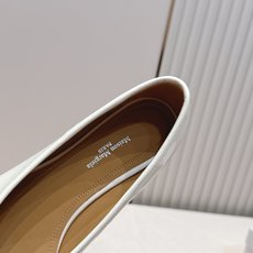Maison Margiela MM6 马吉拉新款分趾芭蕾低跟单鞋设计上完美踩中了先锋美学的审美点,标志 Maison Margiela MM6 马吉拉新款分趾芭蕾低跟单鞋设计上完美踩中了先锋美学的审美点,标志