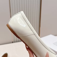 Maison Margiela MM6 马吉拉新款分趾芭蕾低跟单鞋设计上完美踩中了先锋美学的审美点,标志 Maison Margiela MM6 马吉拉新款分趾芭蕾低跟单鞋设计上完美踩中了先锋美学的审美点,标志