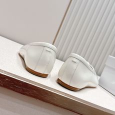 Maison Margiela MM6 马吉拉新款分趾芭蕾低跟单鞋设计上完美踩中了先锋美学的审美点,标志 Maison Margiela MM6 马吉拉新款分趾芭蕾低跟单鞋设计上完美踩中了先锋美学的审美点,标志