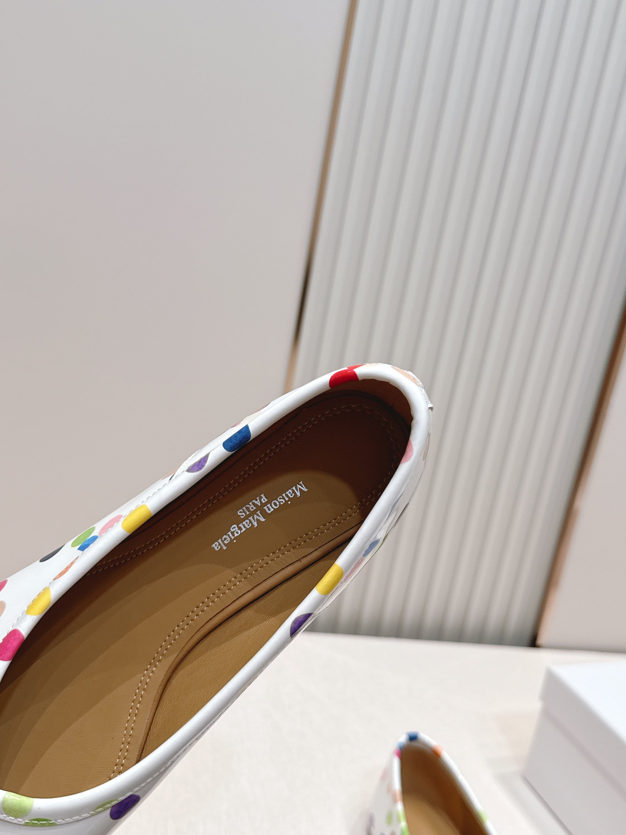 Maison Margiela MM6 马吉拉新款分趾芭蕾低跟单鞋设计上完美踩中了先锋美学的审美点，标志