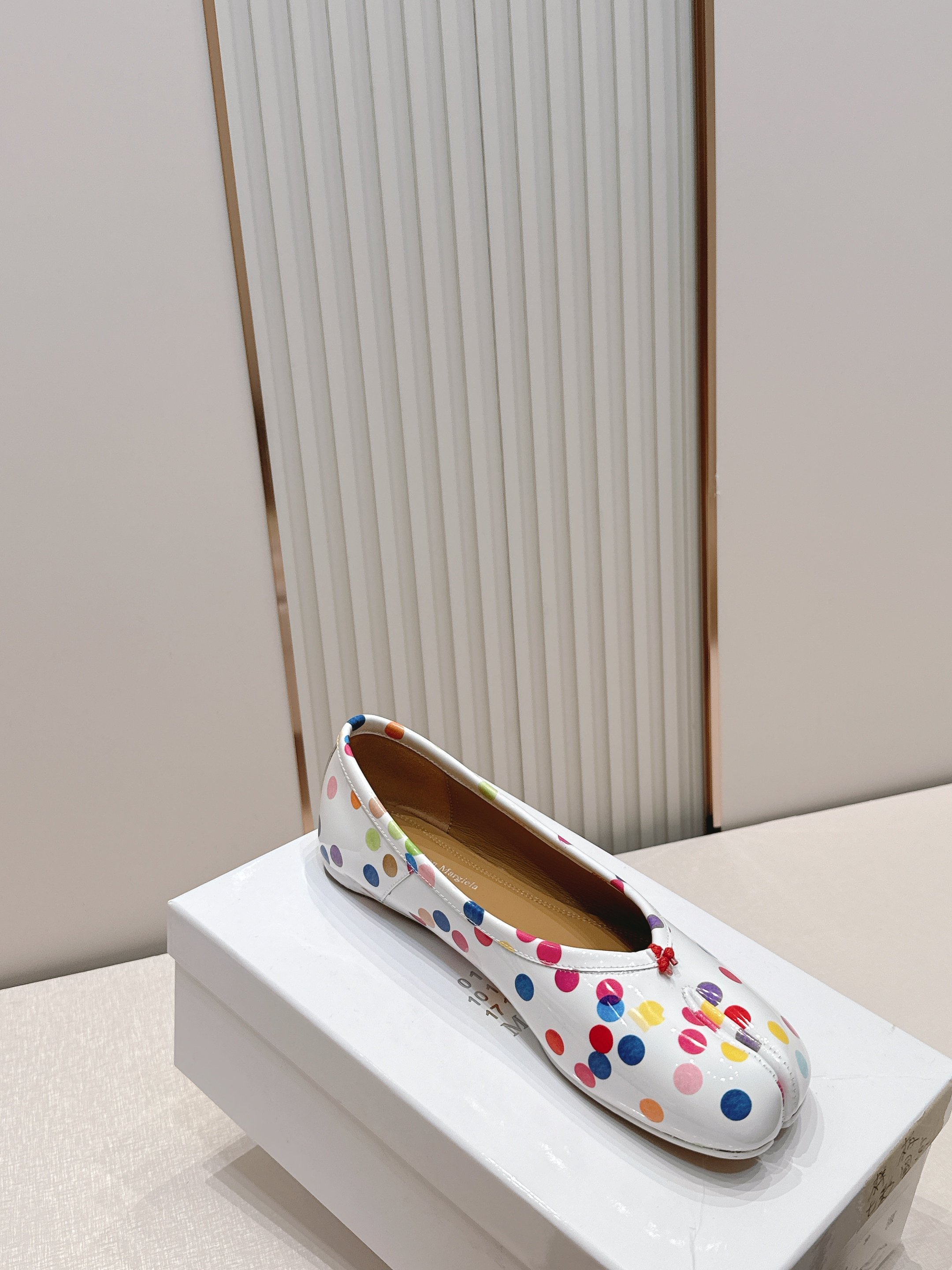 Maison Margiela MM6 马吉拉新款分趾芭蕾低跟单鞋设计上完美踩中了先锋美学的审美点，标志