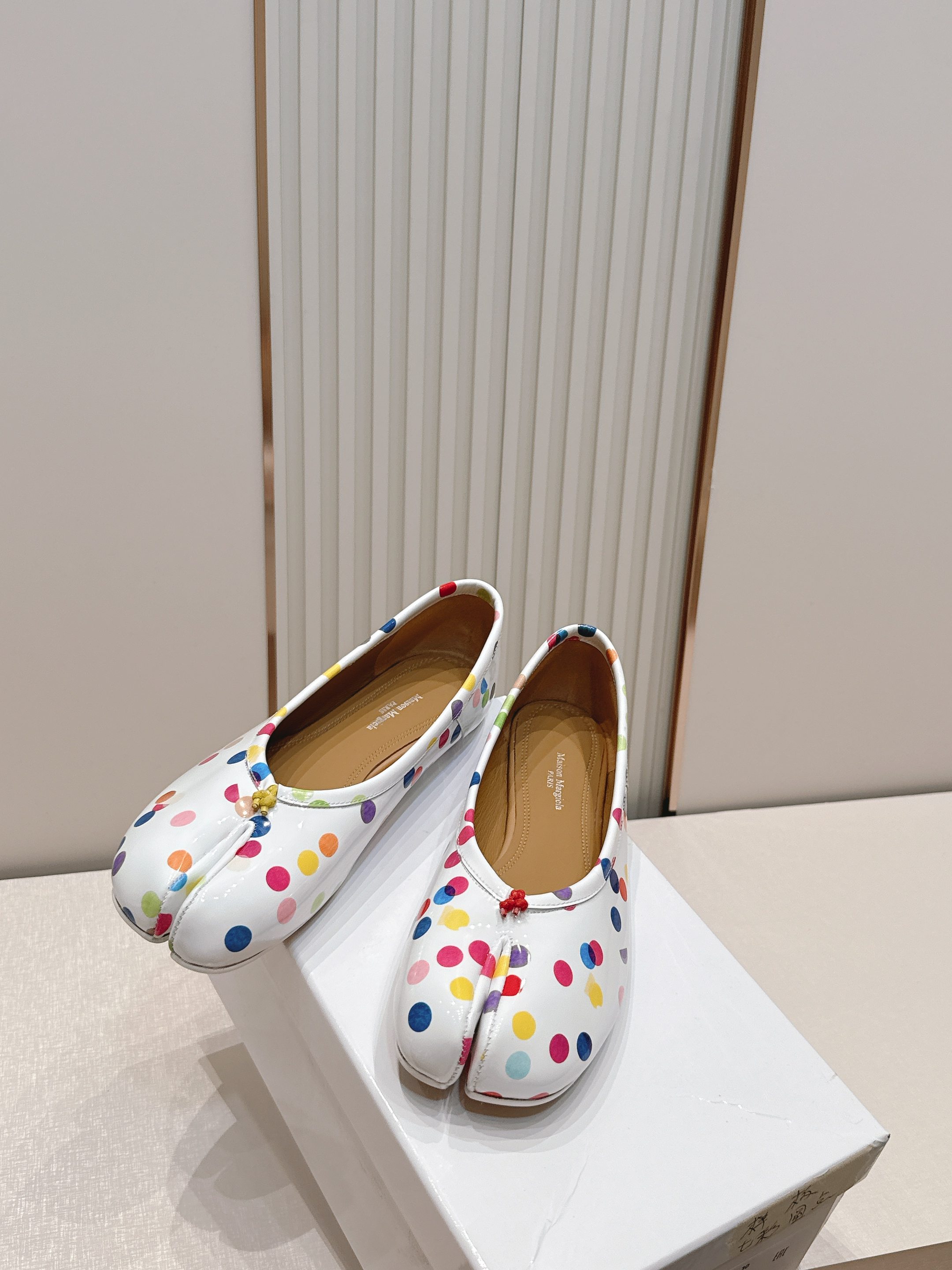 Maison Margiela MM6 马吉拉新款分趾芭蕾低跟单鞋设计上完美踩中了先锋美学的审美点，标志