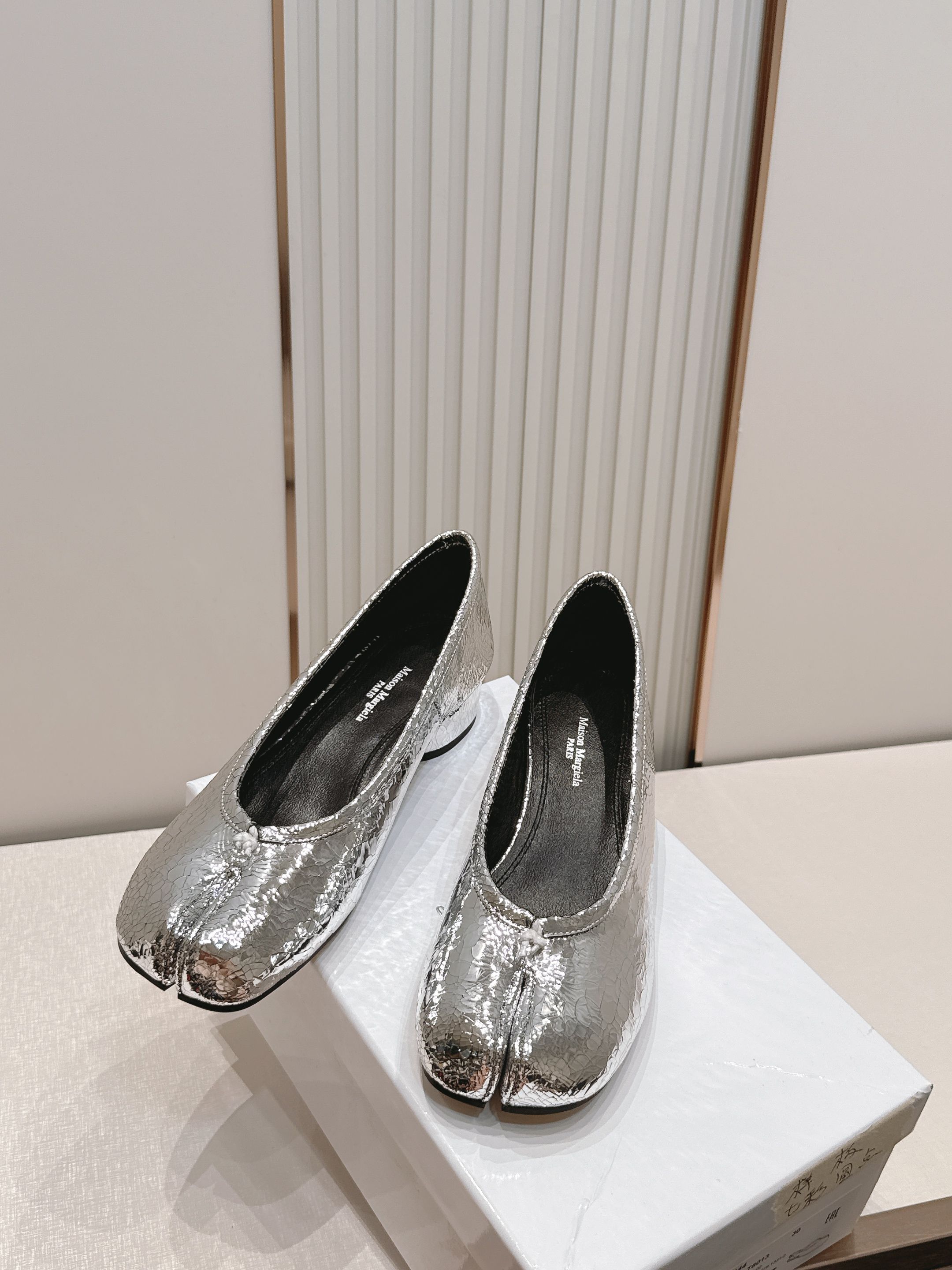Maison Margiela MM6 马吉拉新款分趾芭蕾中跟单鞋设计上完美踩中了先锋美学的审美点，标志