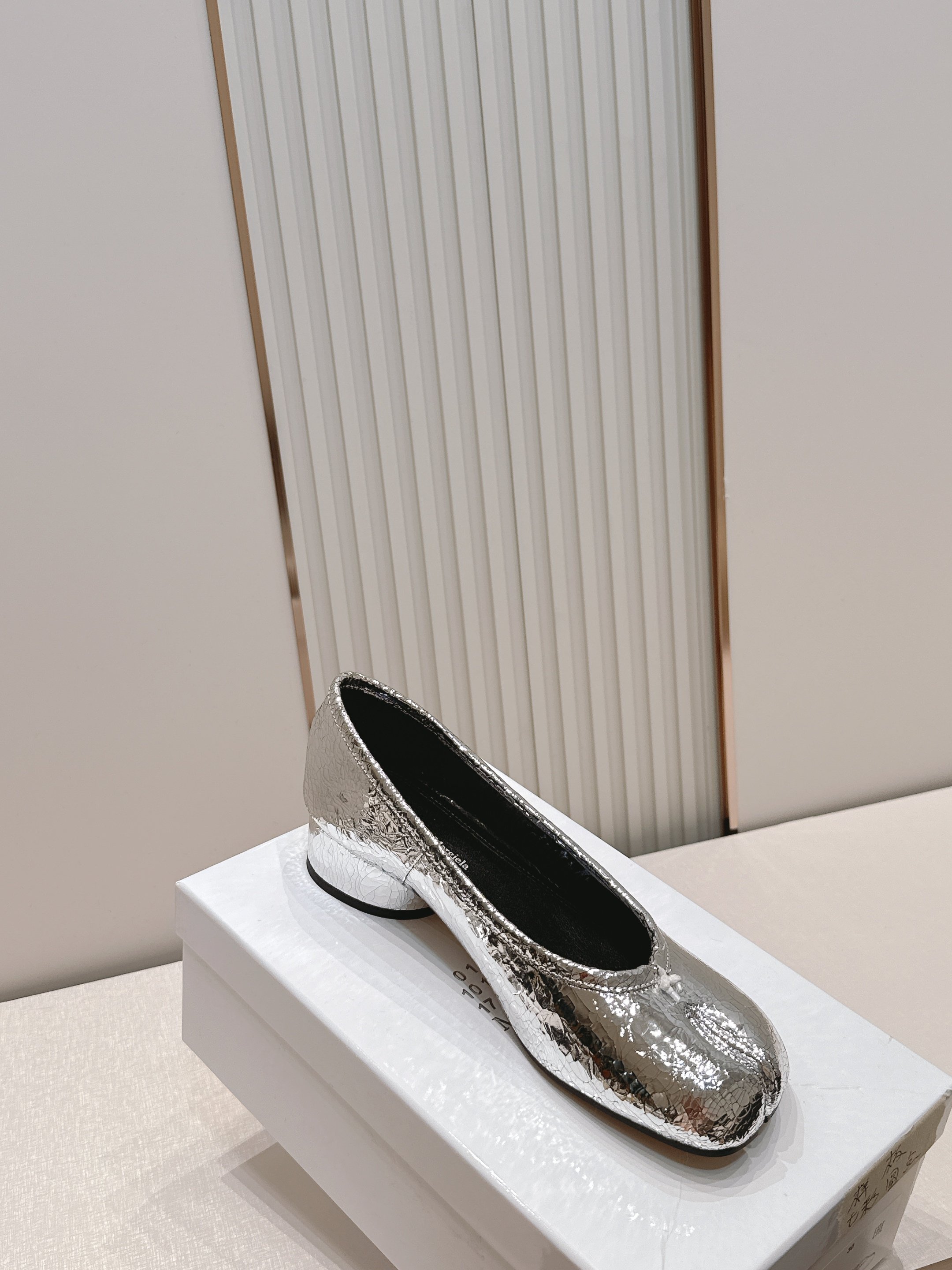 Maison Margiela MM6 马吉拉新款分趾芭蕾中跟单鞋设计上完美踩中了先锋美学的审美点，标志