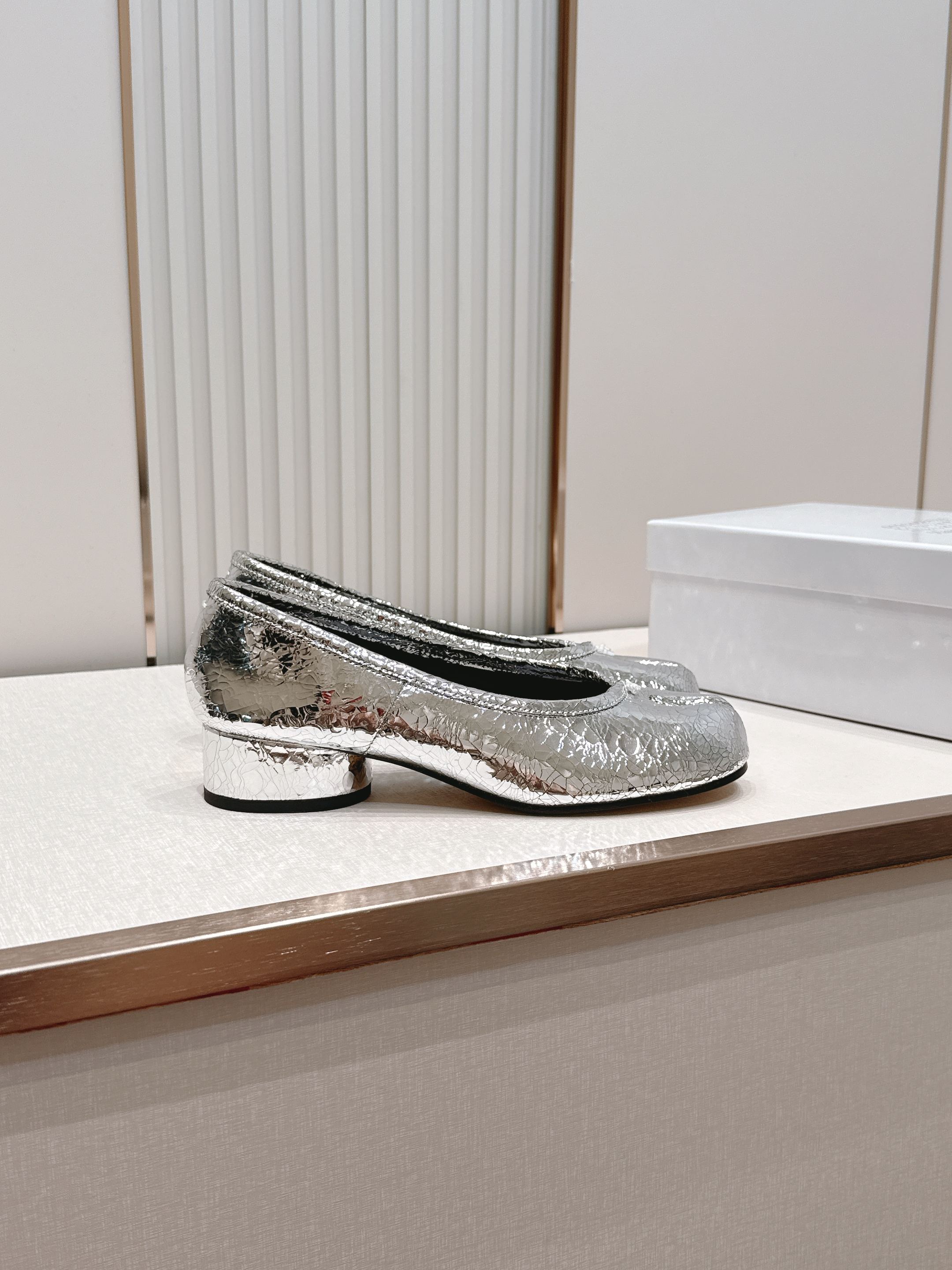 Maison Margiela MM6 马吉拉新款分趾芭蕾中跟单鞋设计上完美踩中了先锋美学的审美点，标志
