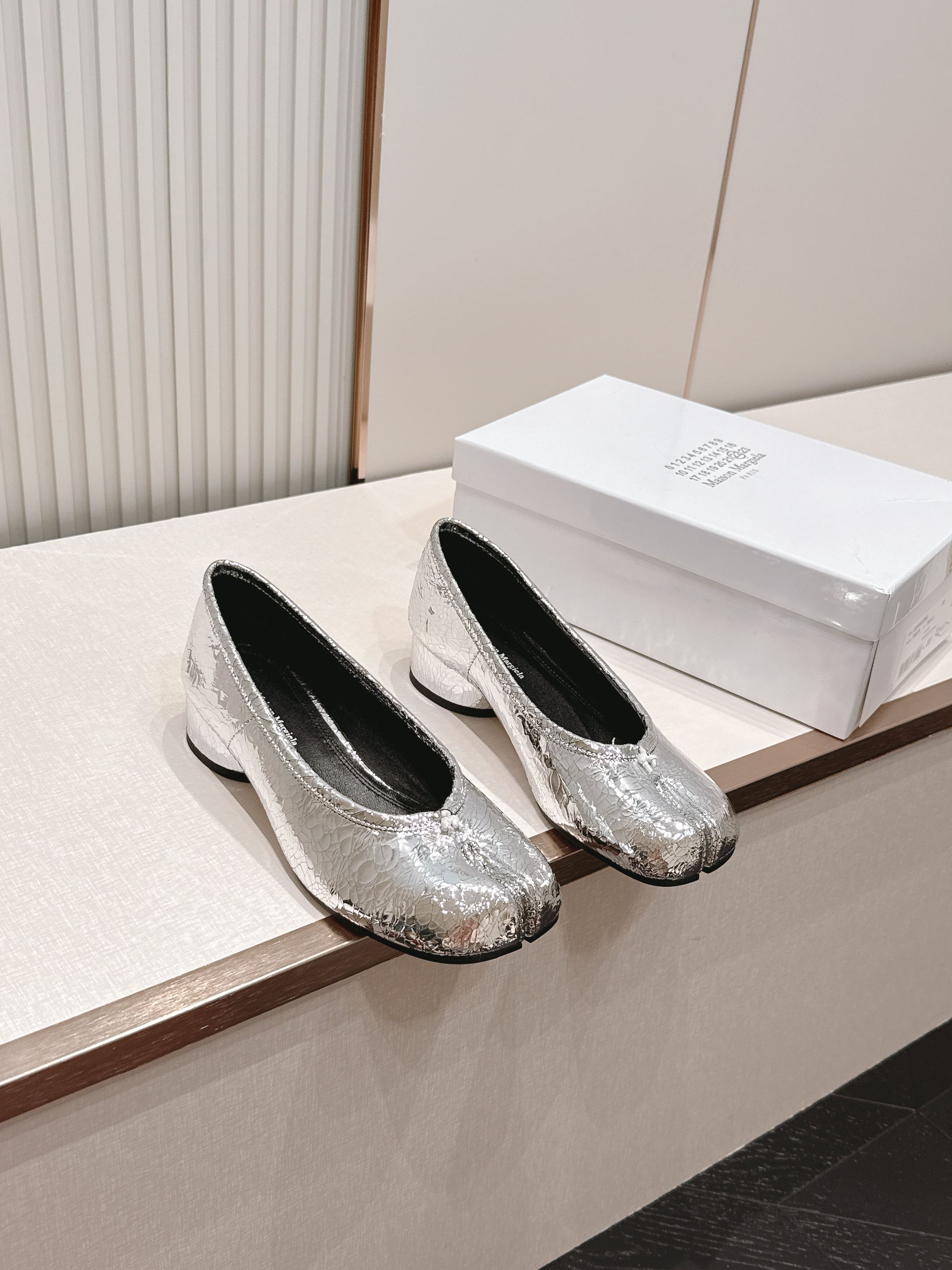 Maison Margiela MM6 马吉拉新款分趾芭蕾中跟单鞋设计上完美踩中了先锋美学的审美点，标志