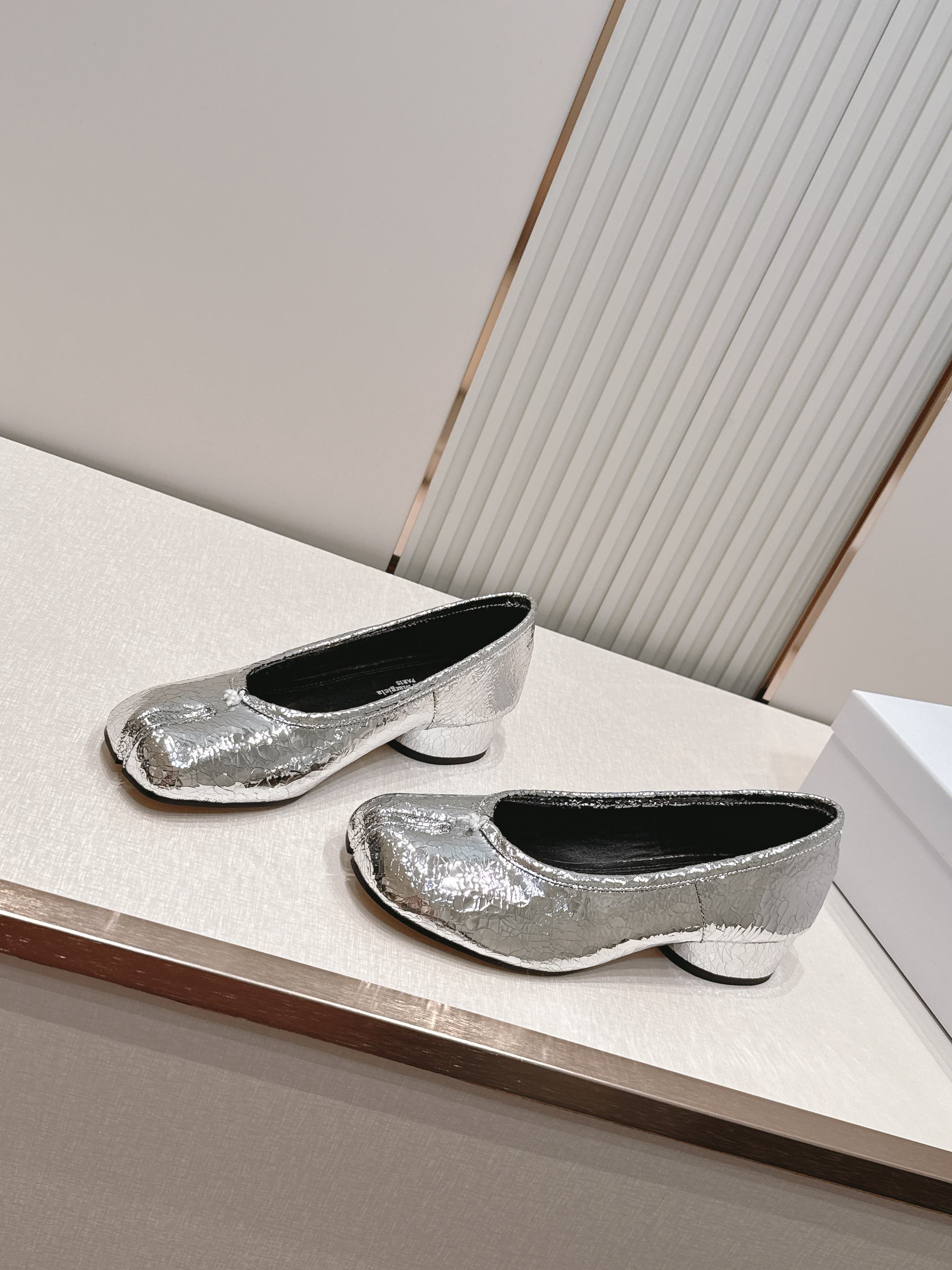 Maison Margiela MM6 马吉拉新款分趾芭蕾中跟单鞋设计上完美踩中了先锋美学的审美点，标志
