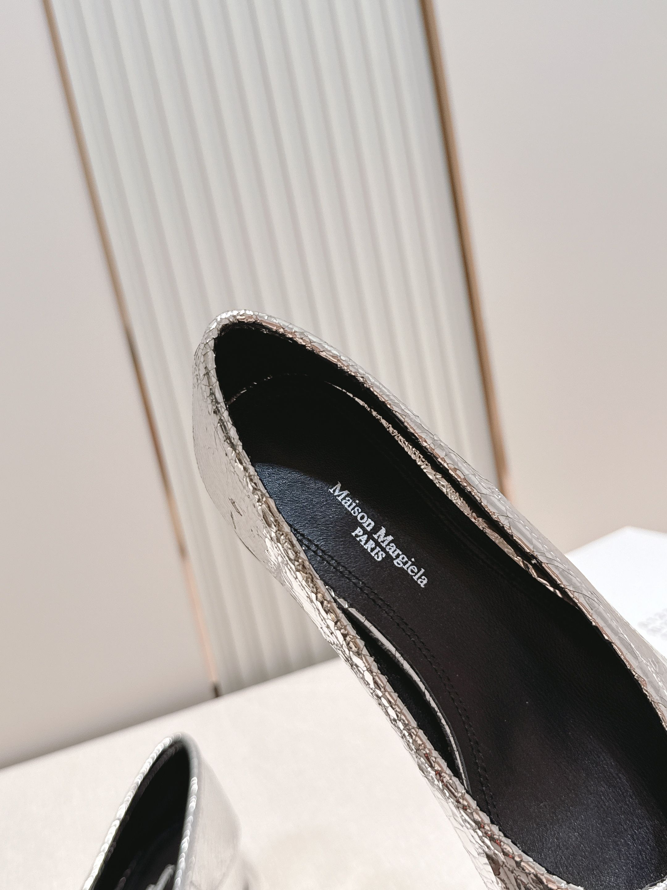 Maison Margiela MM6 马吉拉新款分趾芭蕾中跟单鞋设计上完美踩中了先锋美学的审美点，标志