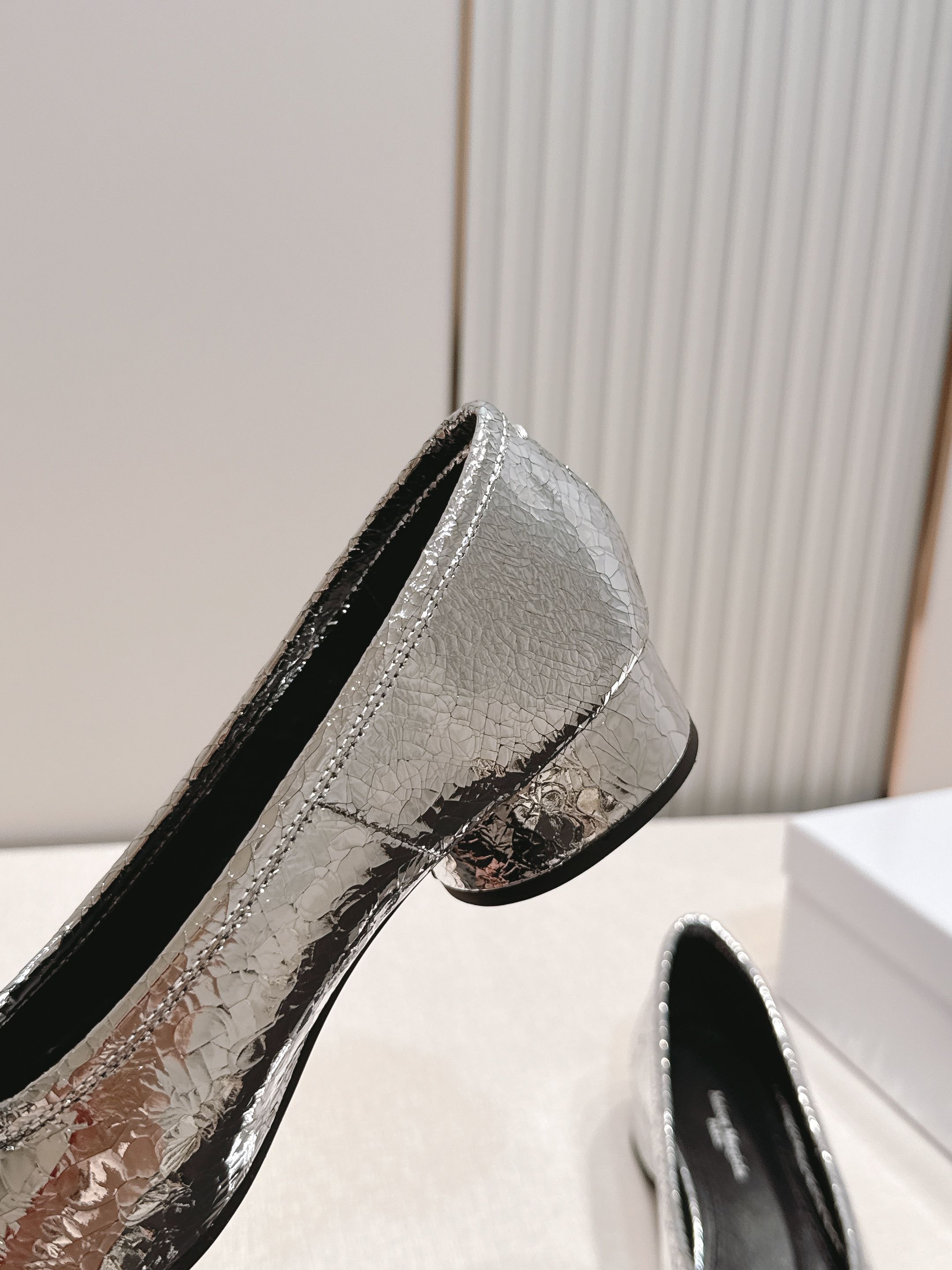 Maison Margiela MM6 马吉拉新款分趾芭蕾中跟单鞋设计上完美踩中了先锋美学的审美点，标志