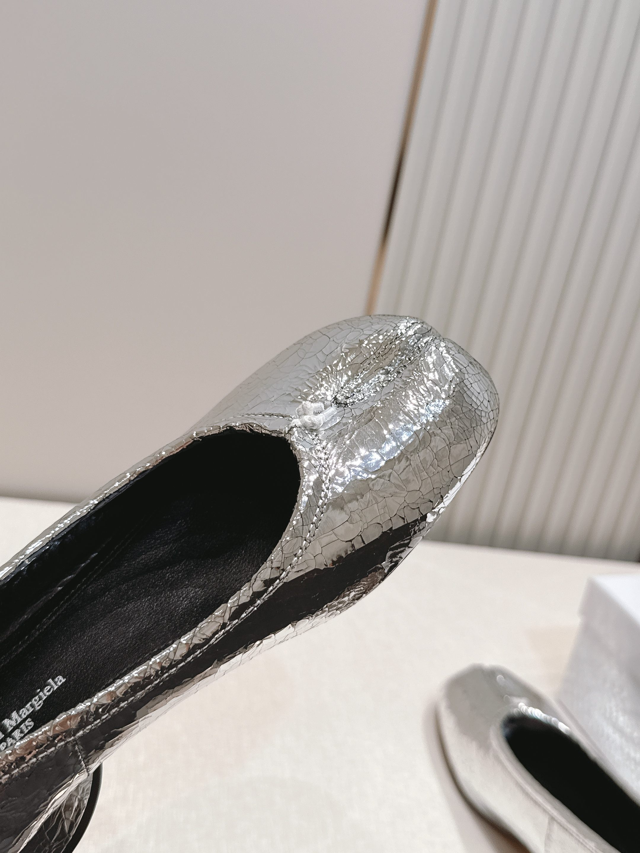 Maison Margiela MM6 马吉拉新款分趾芭蕾中跟单鞋设计上完美踩中了先锋美学的审美点，标志