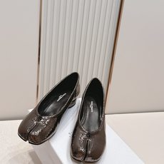 Maison Margiela MM6 马吉拉新款分趾芭蕾中跟单鞋设计上完美踩中了先锋美学的审美点,标志 Maison Margiela MM6 马吉拉新款分趾芭蕾中跟单鞋设计上完美踩中了先锋美学的审美点,标志
