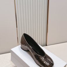 Maison Margiela MM6 马吉拉新款分趾芭蕾中跟单鞋设计上完美踩中了先锋美学的审美点,标志 Maison Margiela MM6 马吉拉新款分趾芭蕾中跟单鞋设计上完美踩中了先锋美学的审美点,标志