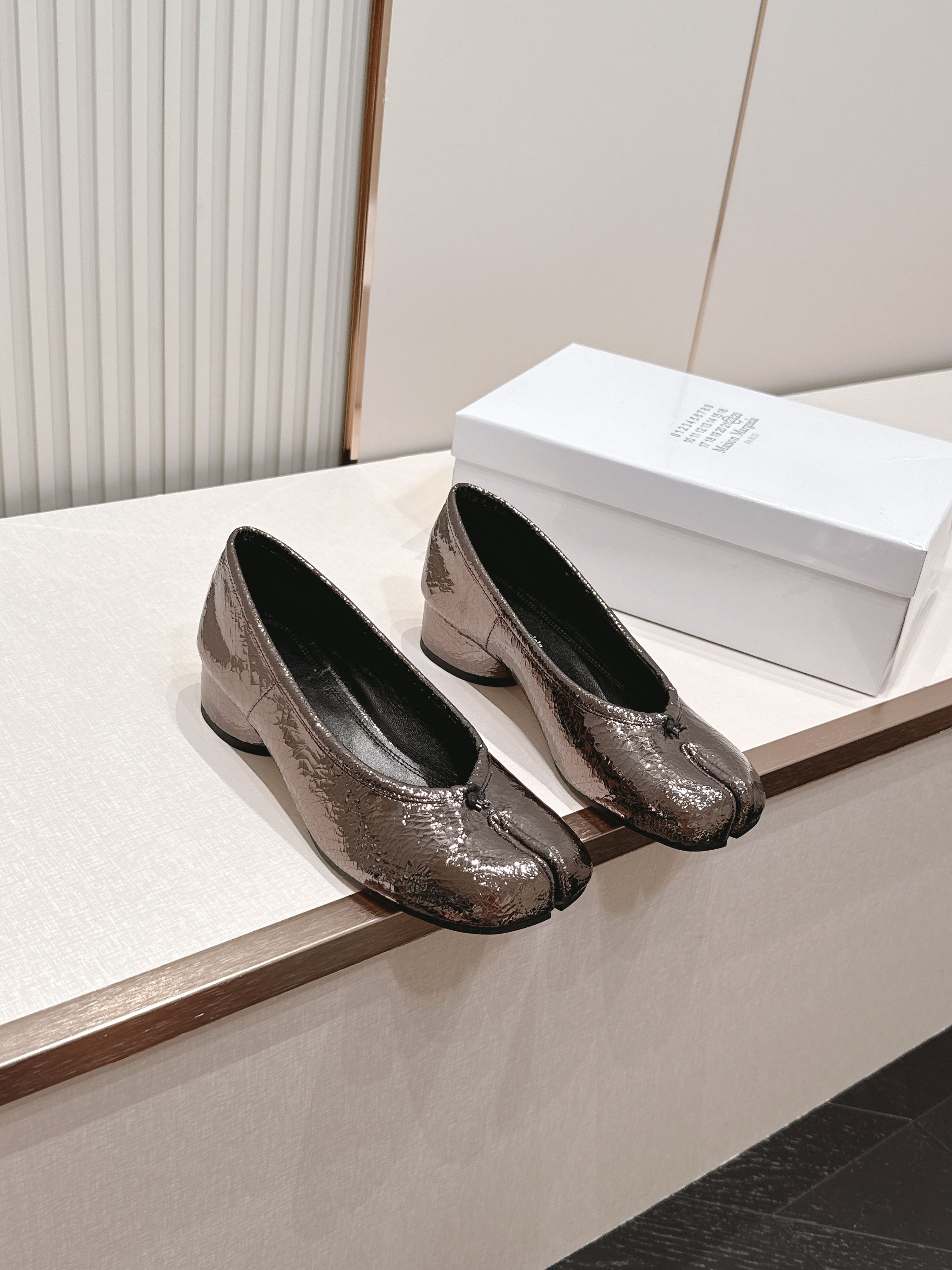 Maison Margiela MM6 马吉拉新款分趾芭蕾中跟单鞋设计上完美踩中了先锋美学的审美点，标志