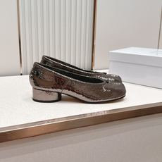 Maison Margiela MM6 马吉拉新款分趾芭蕾中跟单鞋设计上完美踩中了先锋美学的审美点,标志 Maison Margiela MM6 马吉拉新款分趾芭蕾中跟单鞋设计上完美踩中了先锋美学的审美点,标志