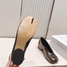 Maison Margiela MM6 马吉拉新款分趾芭蕾中跟单鞋设计上完美踩中了先锋美学的审美点,标志 Maison Margiela MM6 马吉拉新款分趾芭蕾中跟单鞋设计上完美踩中了先锋美学的审美点,标志