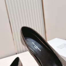Maison Margiela MM6 马吉拉新款分趾芭蕾中跟单鞋设计上完美踩中了先锋美学的审美点,标志 Maison Margiela MM6 马吉拉新款分趾芭蕾中跟单鞋设计上完美踩中了先锋美学的审美点,标志