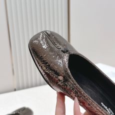 Maison Margiela MM6 马吉拉新款分趾芭蕾中跟单鞋设计上完美踩中了先锋美学的审美点,标志 Maison Margiela MM6 马吉拉新款分趾芭蕾中跟单鞋设计上完美踩中了先锋美学的审美点,标志