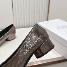Maison Margiela MM6 马吉拉新款分趾芭蕾中跟单鞋设计上完美踩中了先锋美学的审美点,标志 Maison Margiela MM6 马吉拉新款分趾芭蕾中跟单鞋设计上完美踩中了先锋美学的审美点,标志