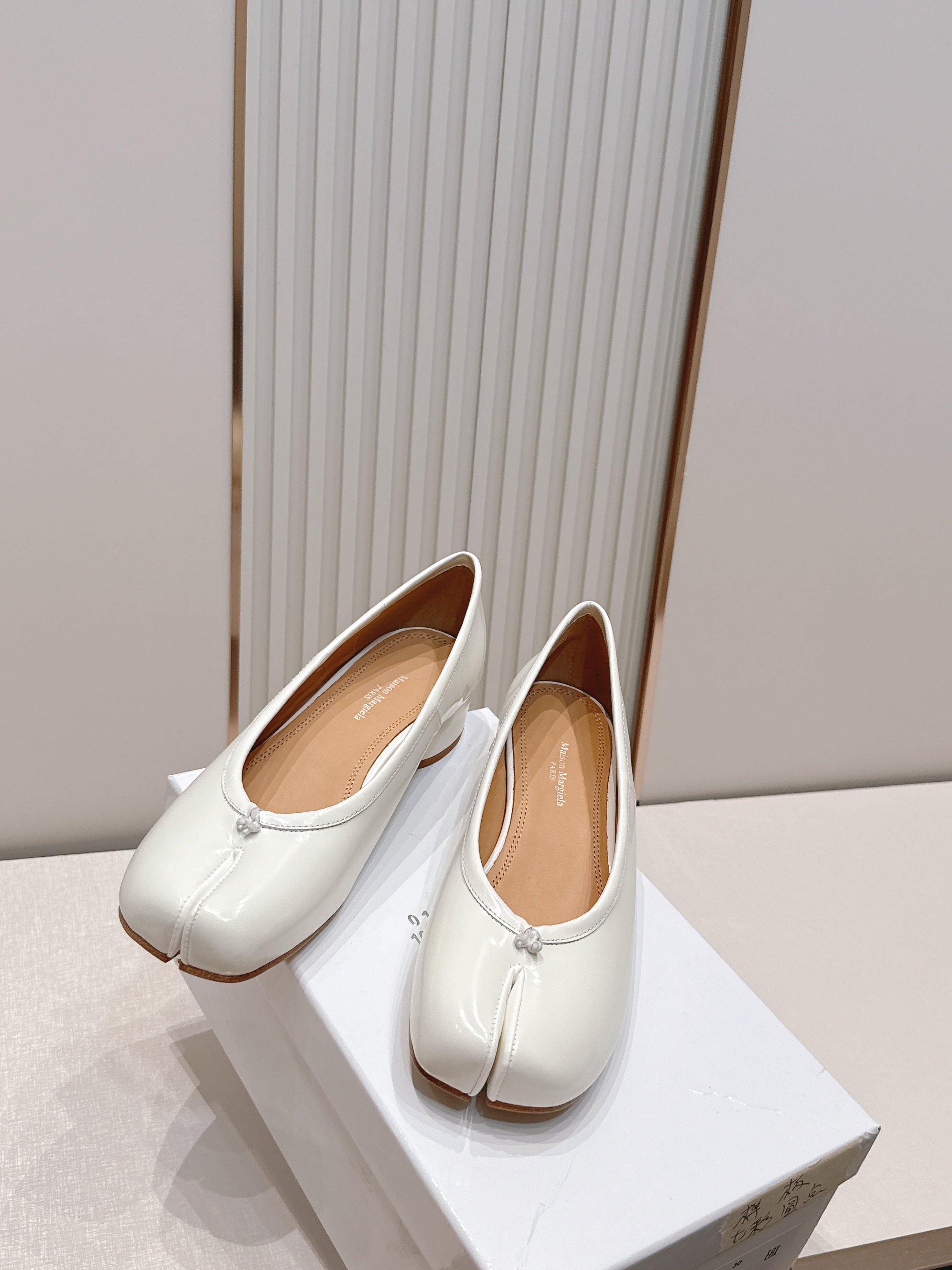 Maison Margiela MM6 马吉拉新款分趾芭蕾中跟单鞋设计上完美踩中了先锋美学的审美点，标志