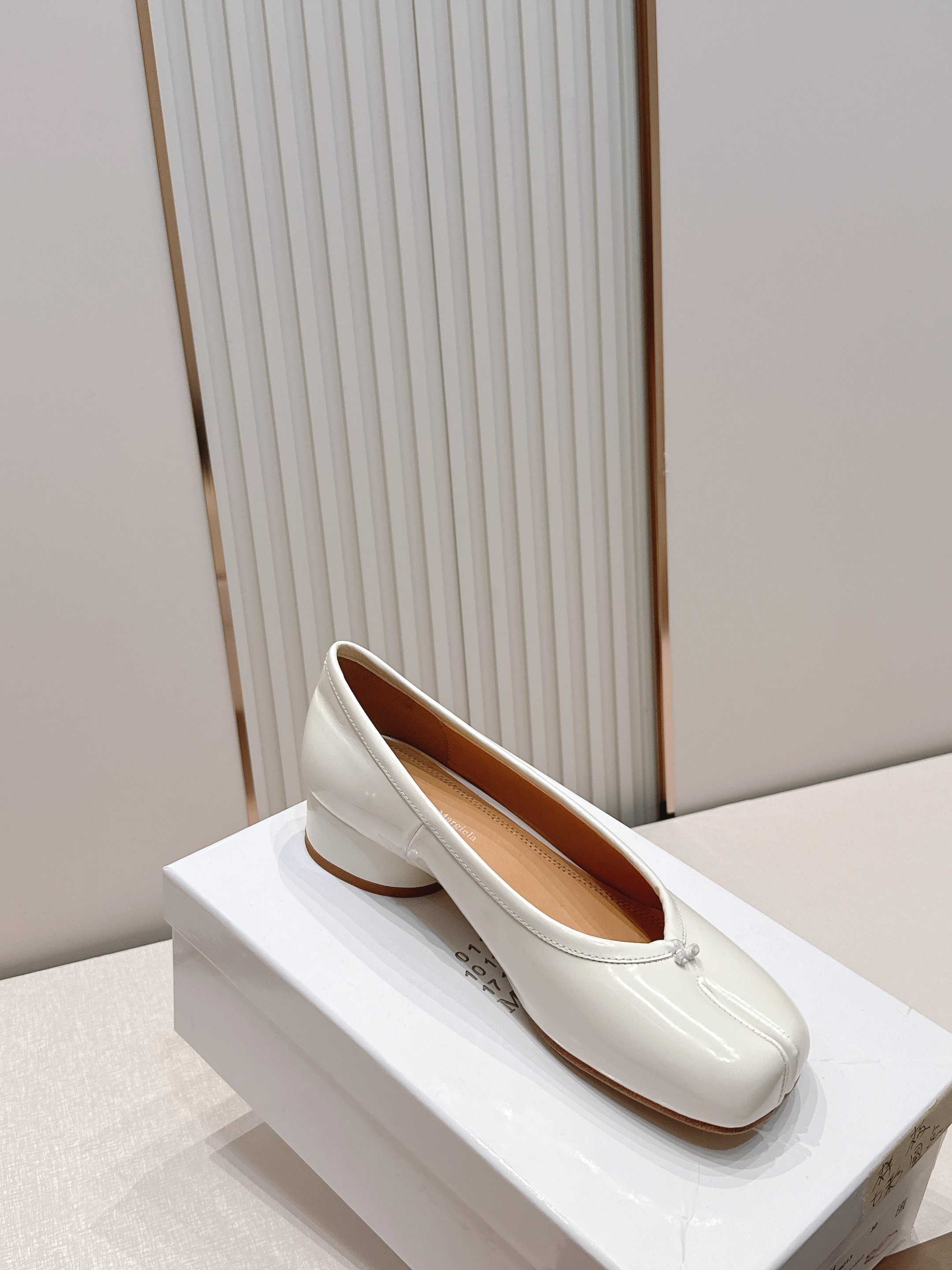Maison Margiela MM6 马吉拉新款分趾芭蕾中跟单鞋设计上完美踩中了先锋美学的审美点，标志