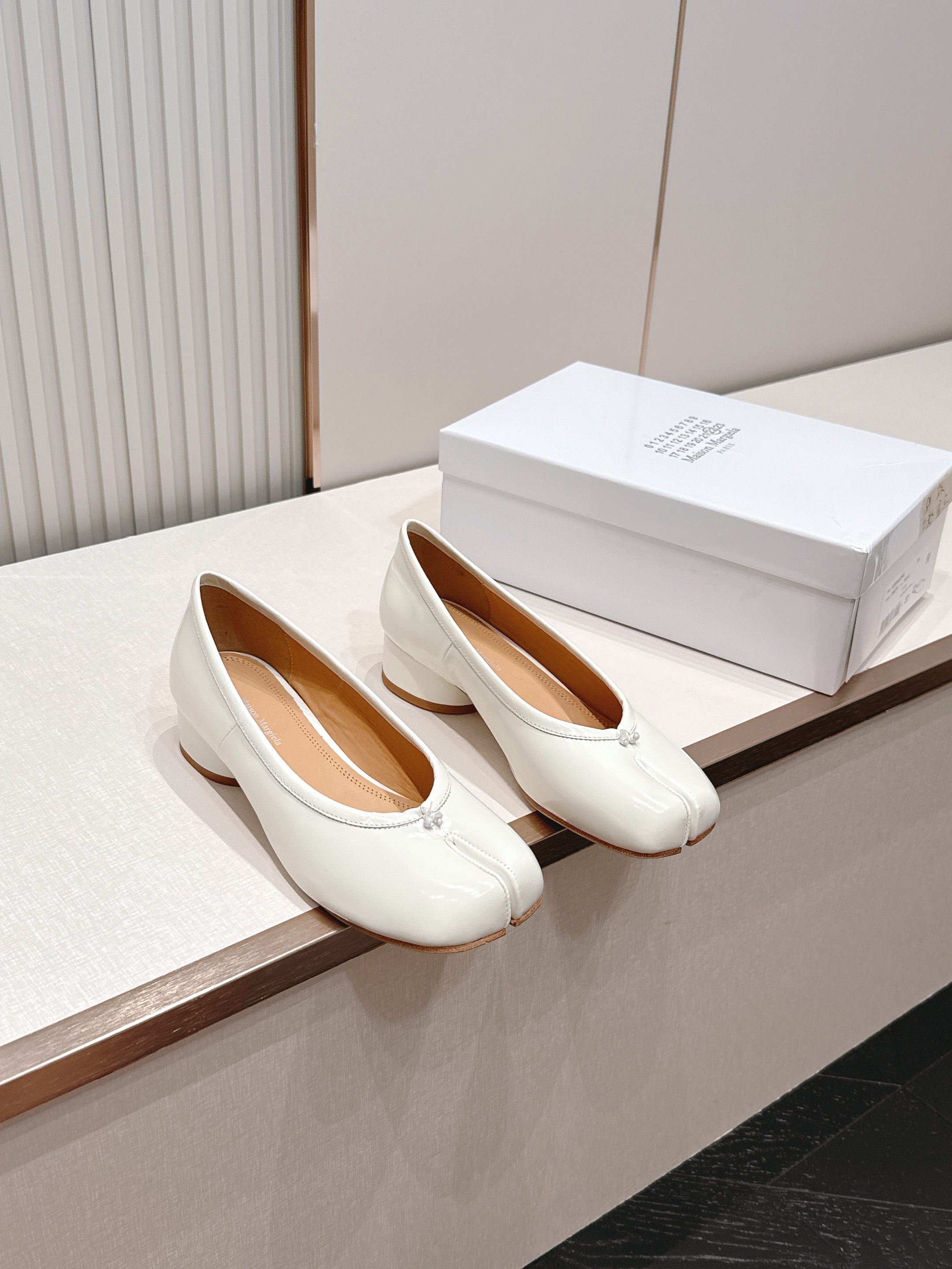 Maison Margiela MM6 马吉拉新款分趾芭蕾中跟单鞋设计上完美踩中了先锋美学的审美点，标志