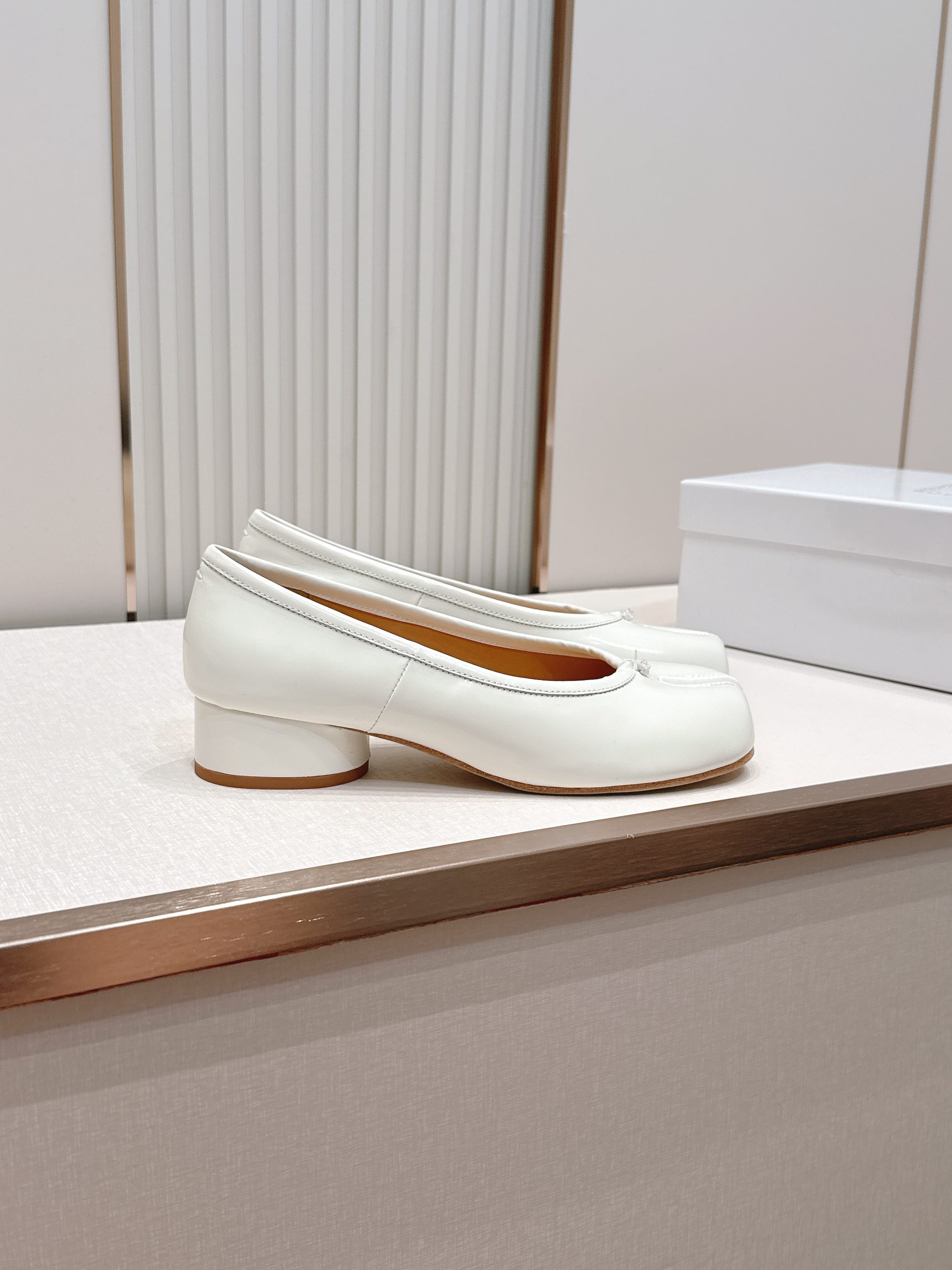 Maison Margiela MM6 马吉拉新款分趾芭蕾中跟单鞋设计上完美踩中了先锋美学的审美点，标志