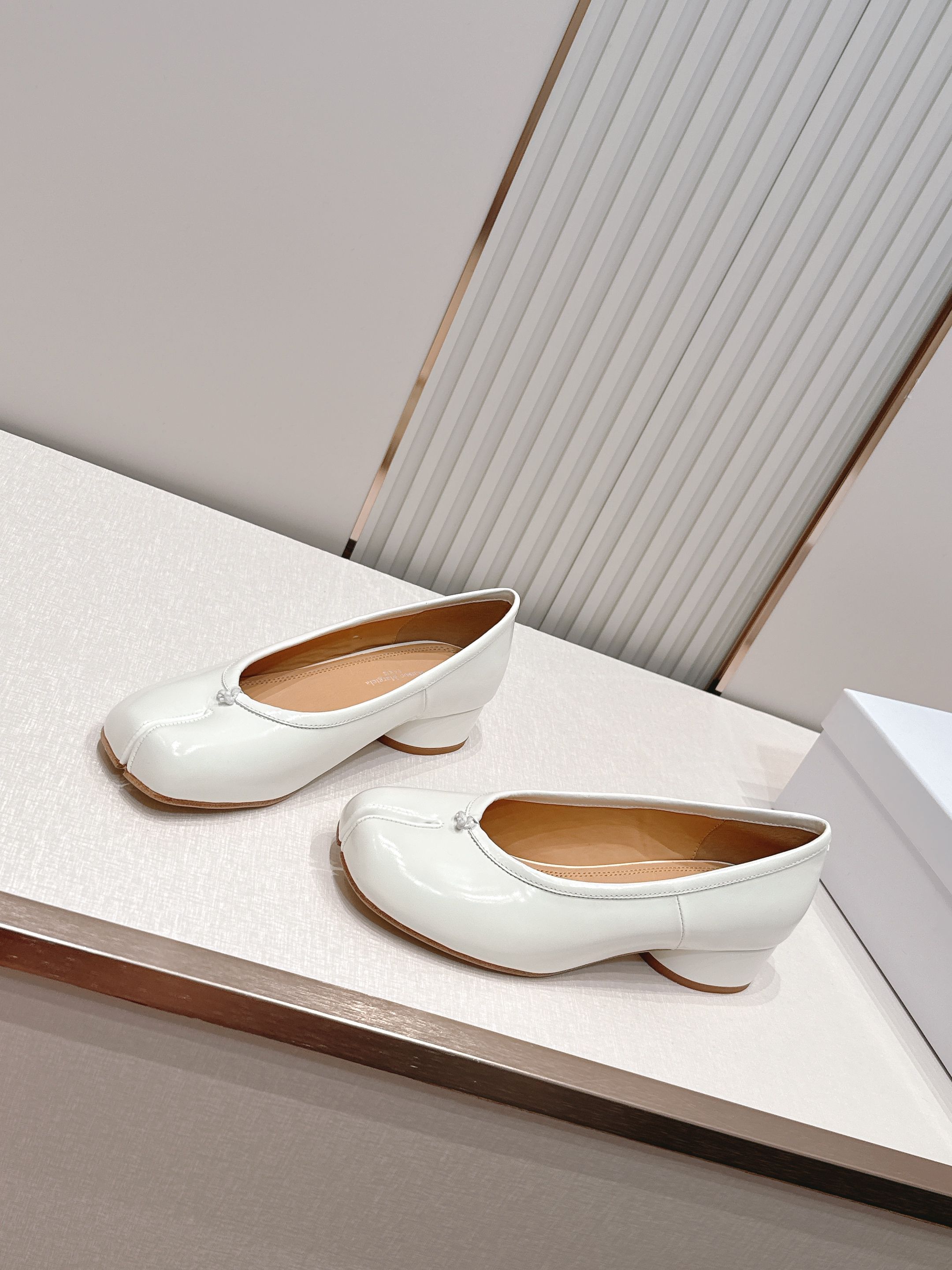 Maison Margiela MM6 马吉拉新款分趾芭蕾中跟单鞋设计上完美踩中了先锋美学的审美点，标志