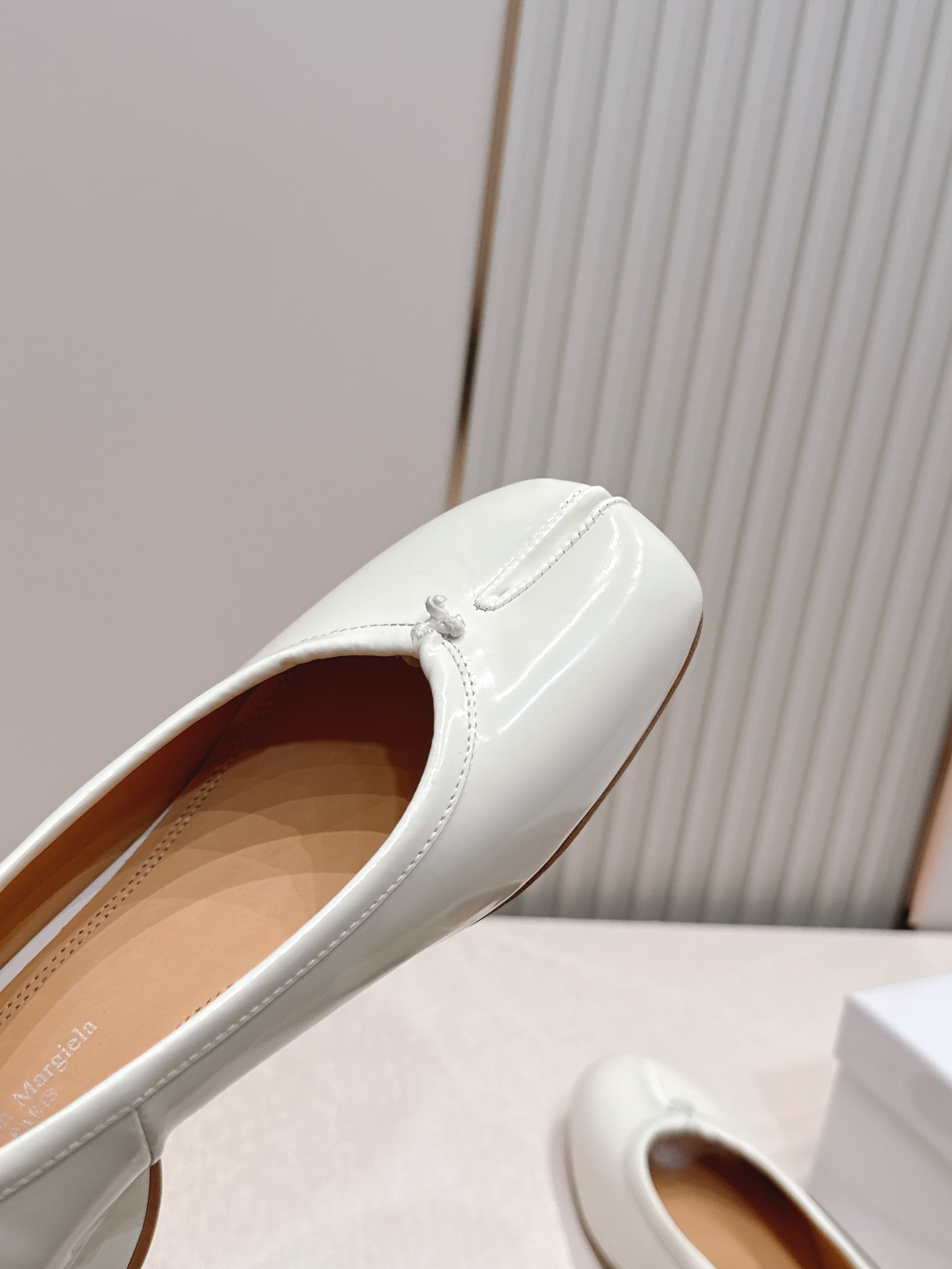 Maison Margiela MM6 马吉拉新款分趾芭蕾中跟单鞋设计上完美踩中了先锋美学的审美点，标志