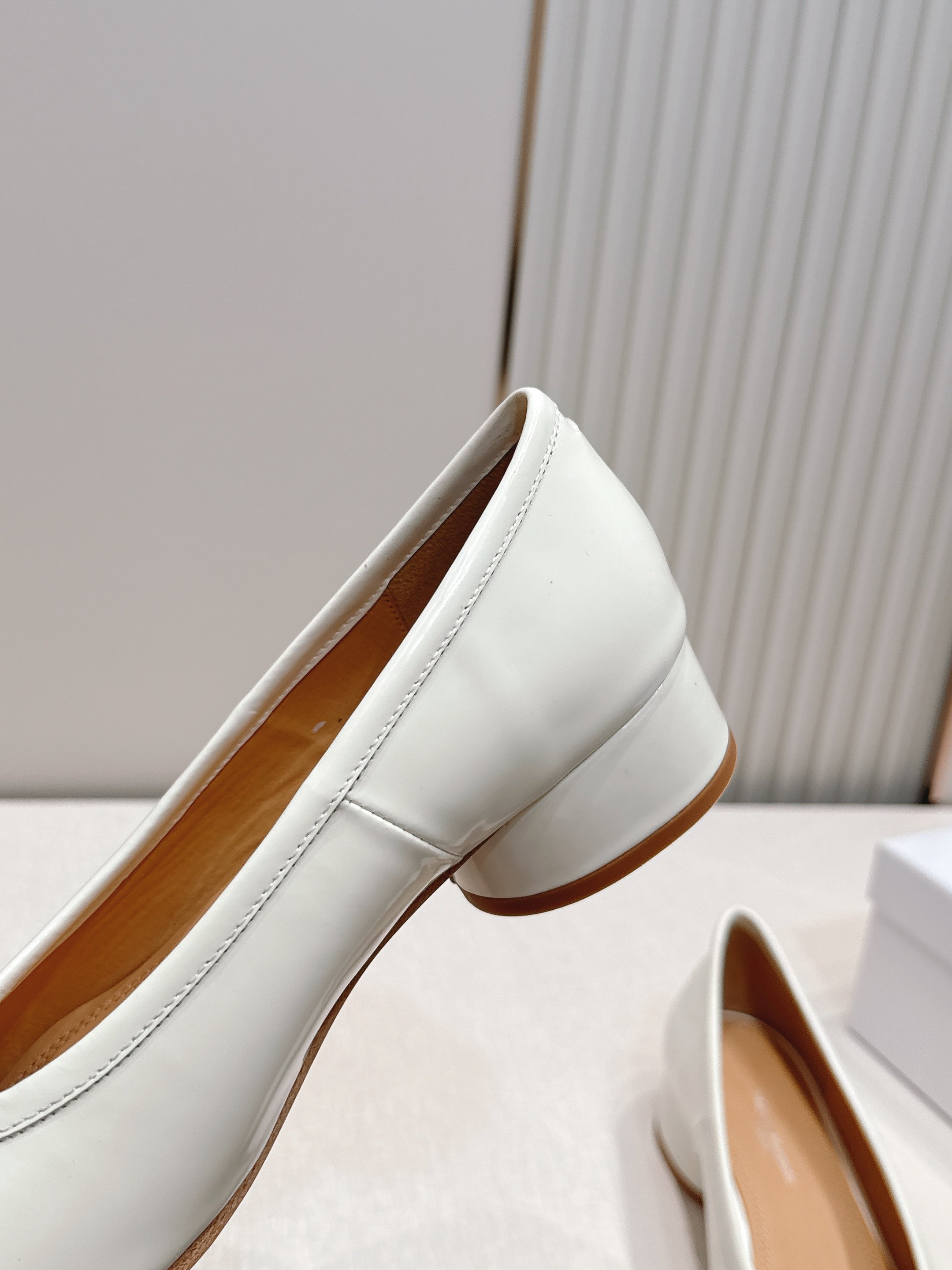 Maison Margiela MM6 马吉拉新款分趾芭蕾中跟单鞋设计上完美踩中了先锋美学的审美点，标志