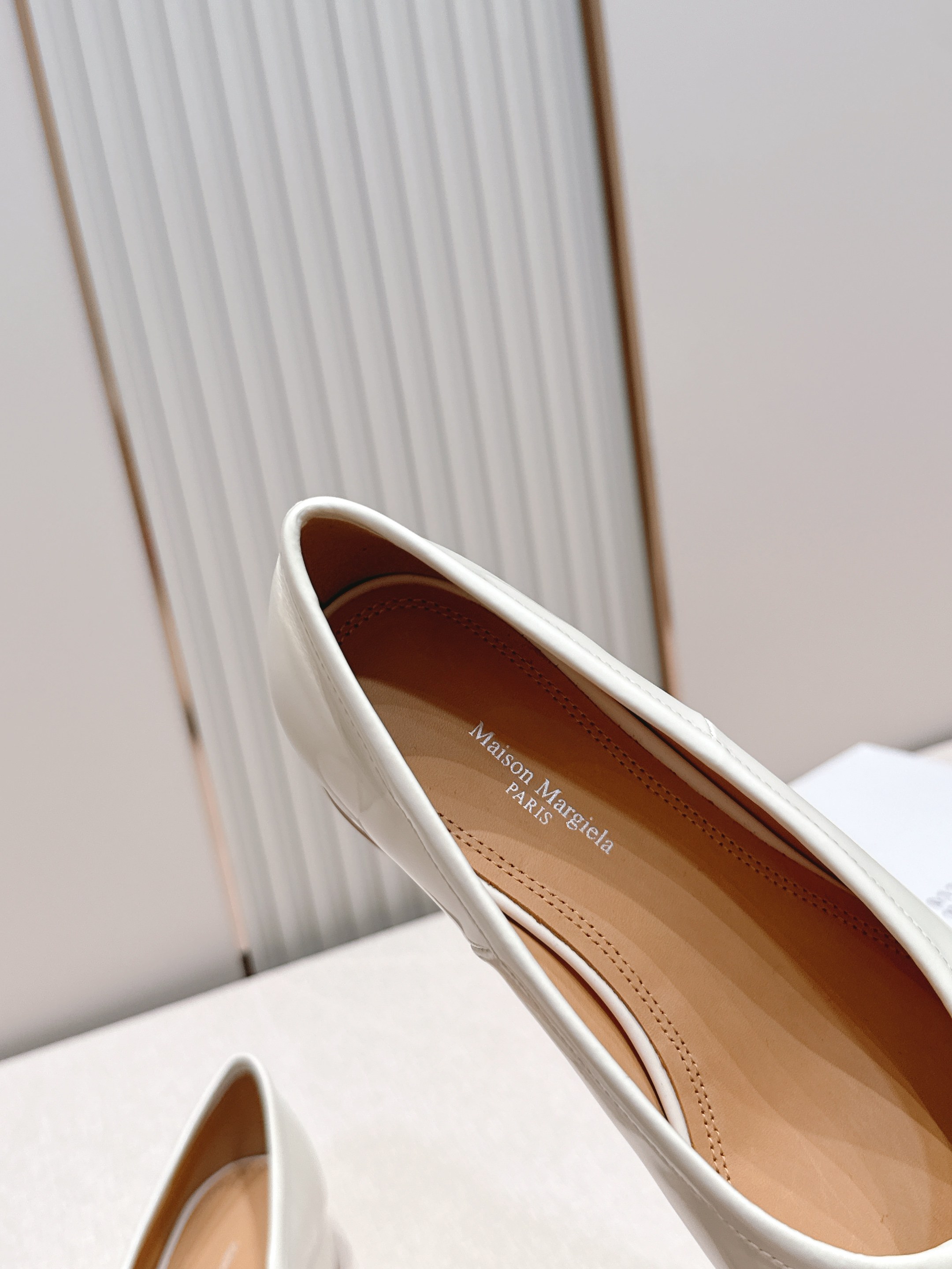 Maison Margiela MM6 马吉拉新款分趾芭蕾中跟单鞋设计上完美踩中了先锋美学的审美点，标志