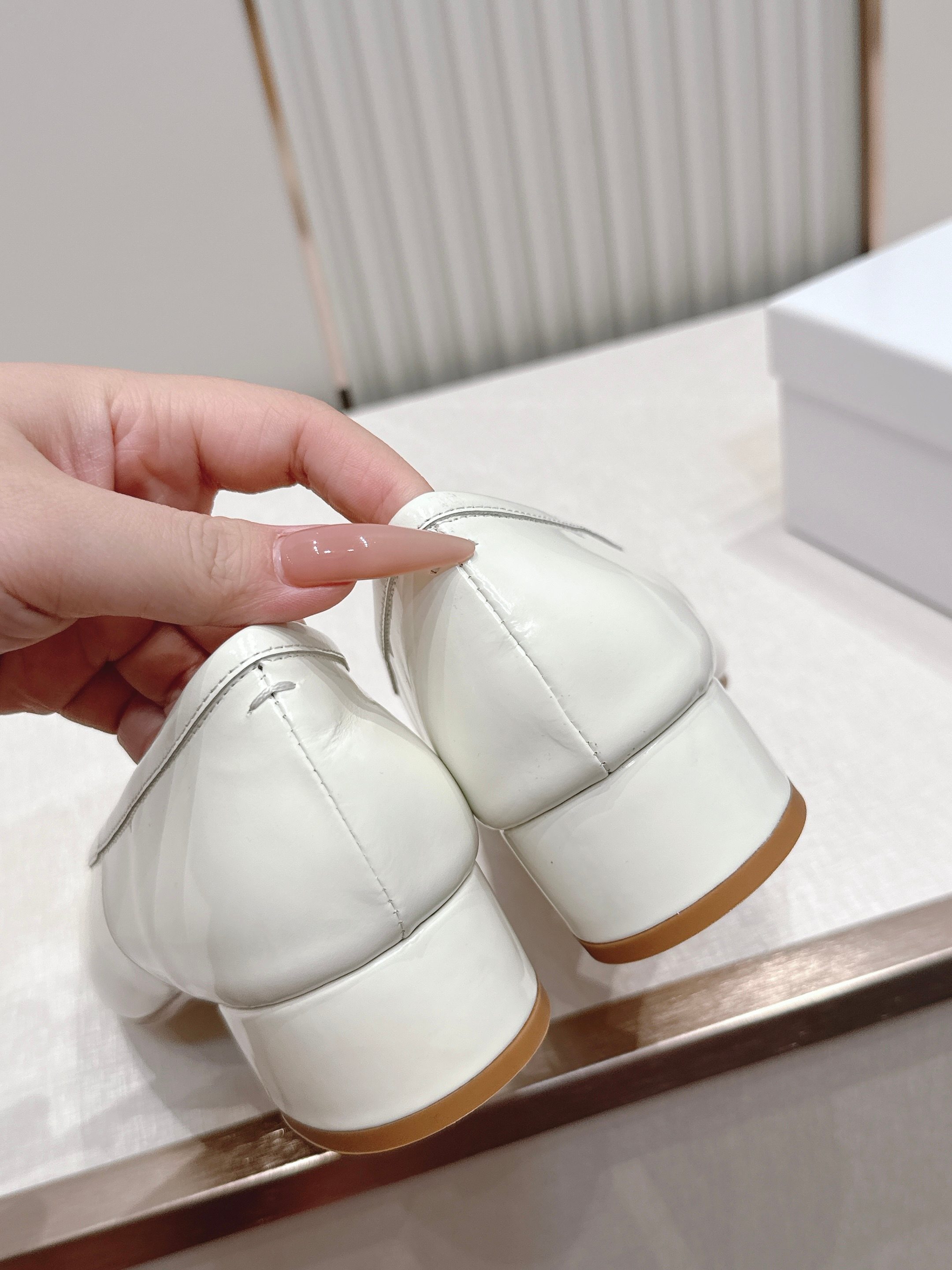 Maison Margiela MM6 马吉拉新款分趾芭蕾中跟单鞋设计上完美踩中了先锋美学的审美点，标志
