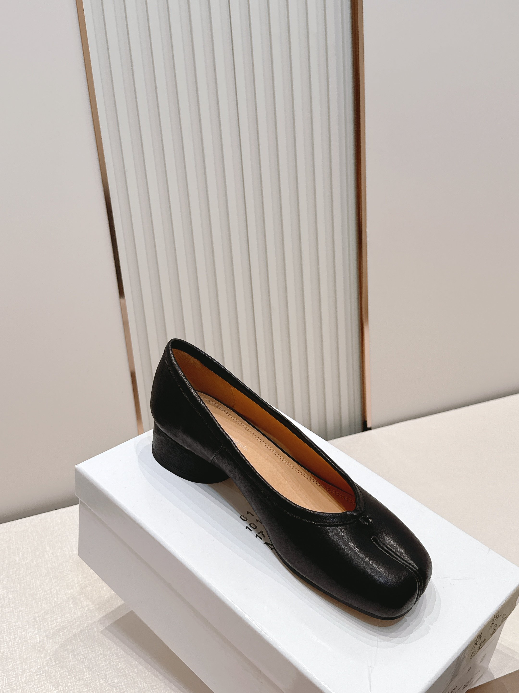 Maison Margiela MM6 马吉拉新款分趾芭蕾中跟单鞋设计上完美踩中了先锋美学的审美点，标志