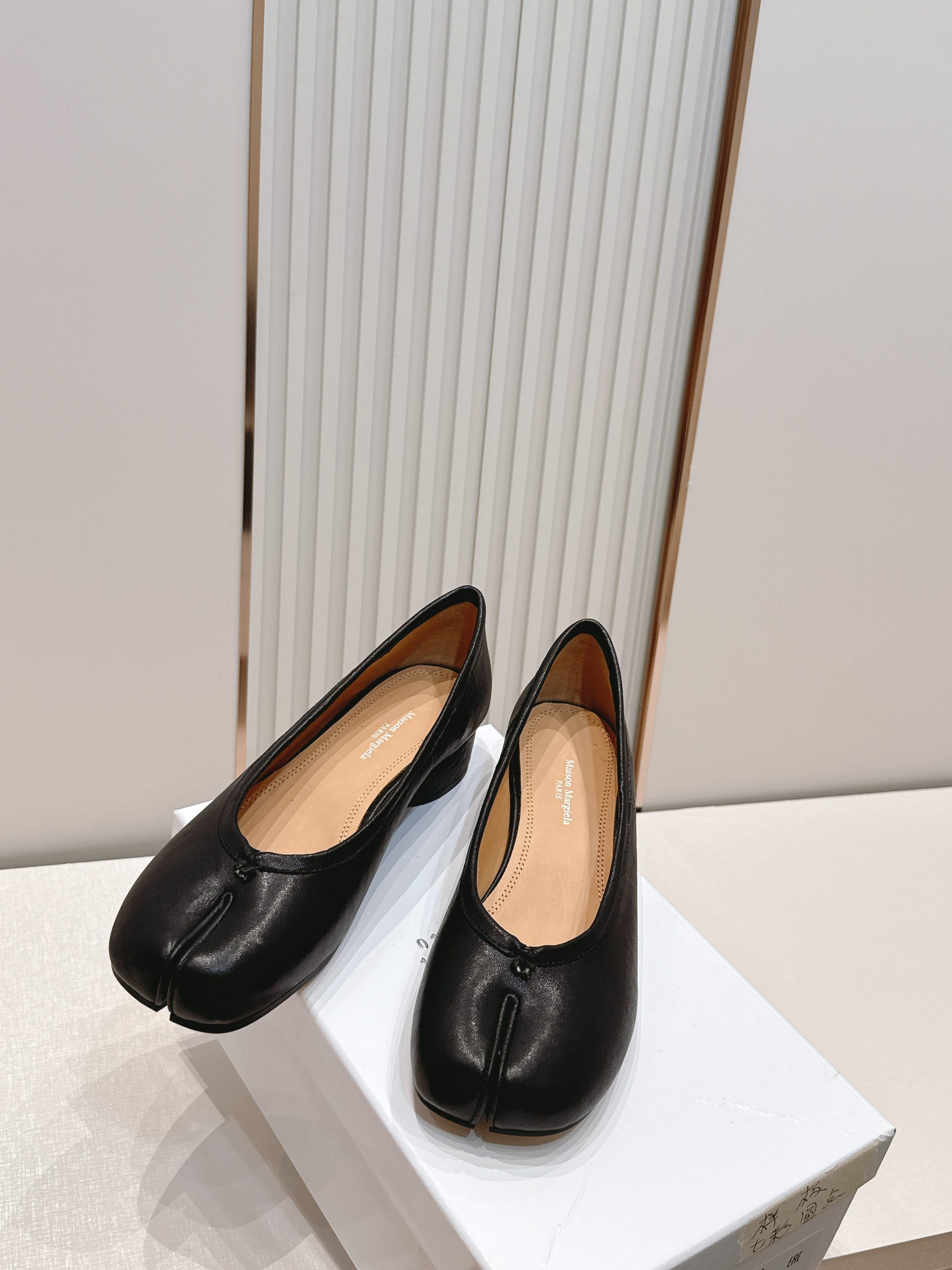 Maison Margiela MM6 马吉拉新款分趾芭蕾中跟单鞋设计上完美踩中了先锋美学的审美点，标志