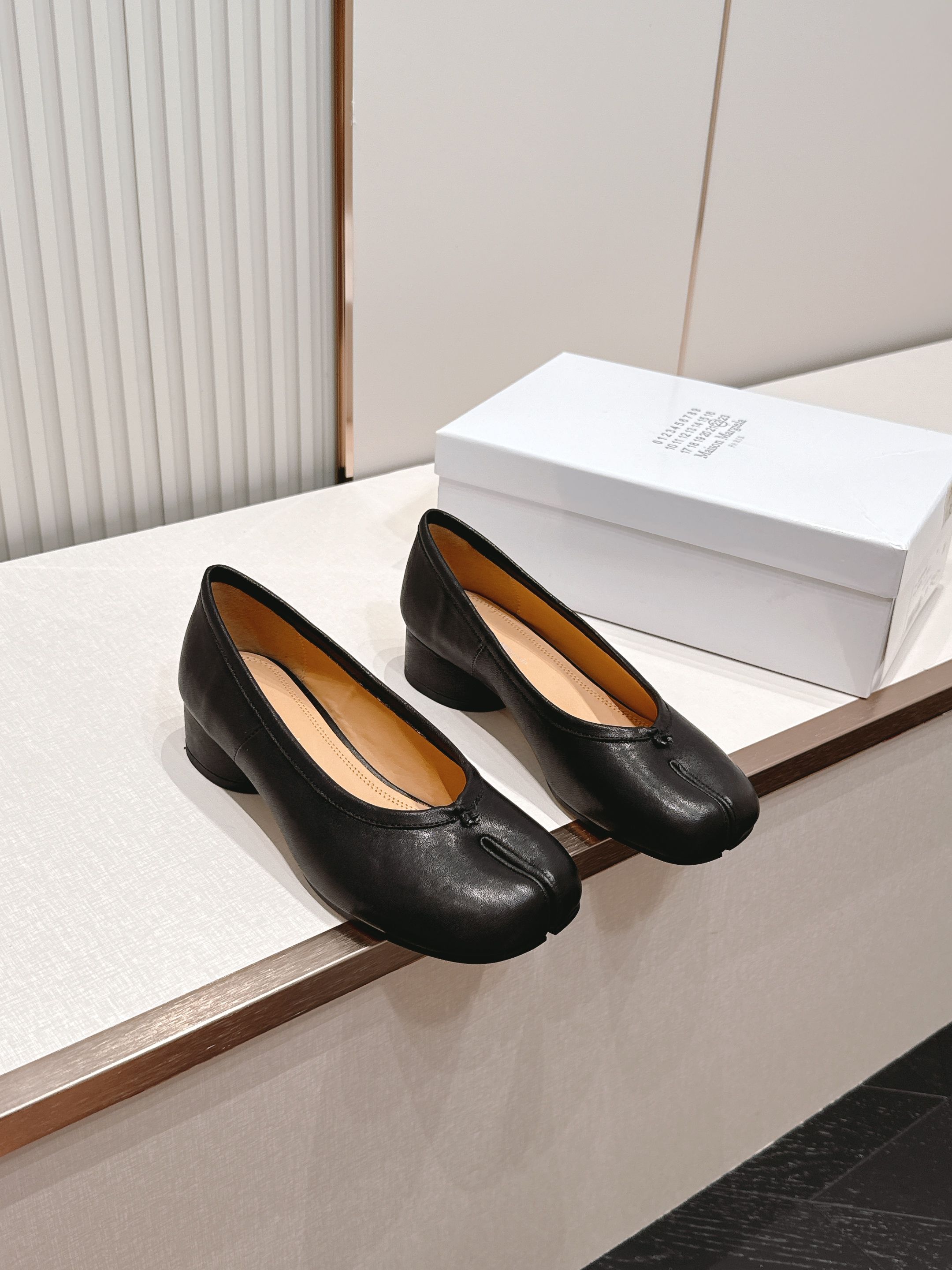 Maison Margiela MM6 马吉拉新款分趾芭蕾中跟单鞋设计上完美踩中了先锋美学的审美点，标志