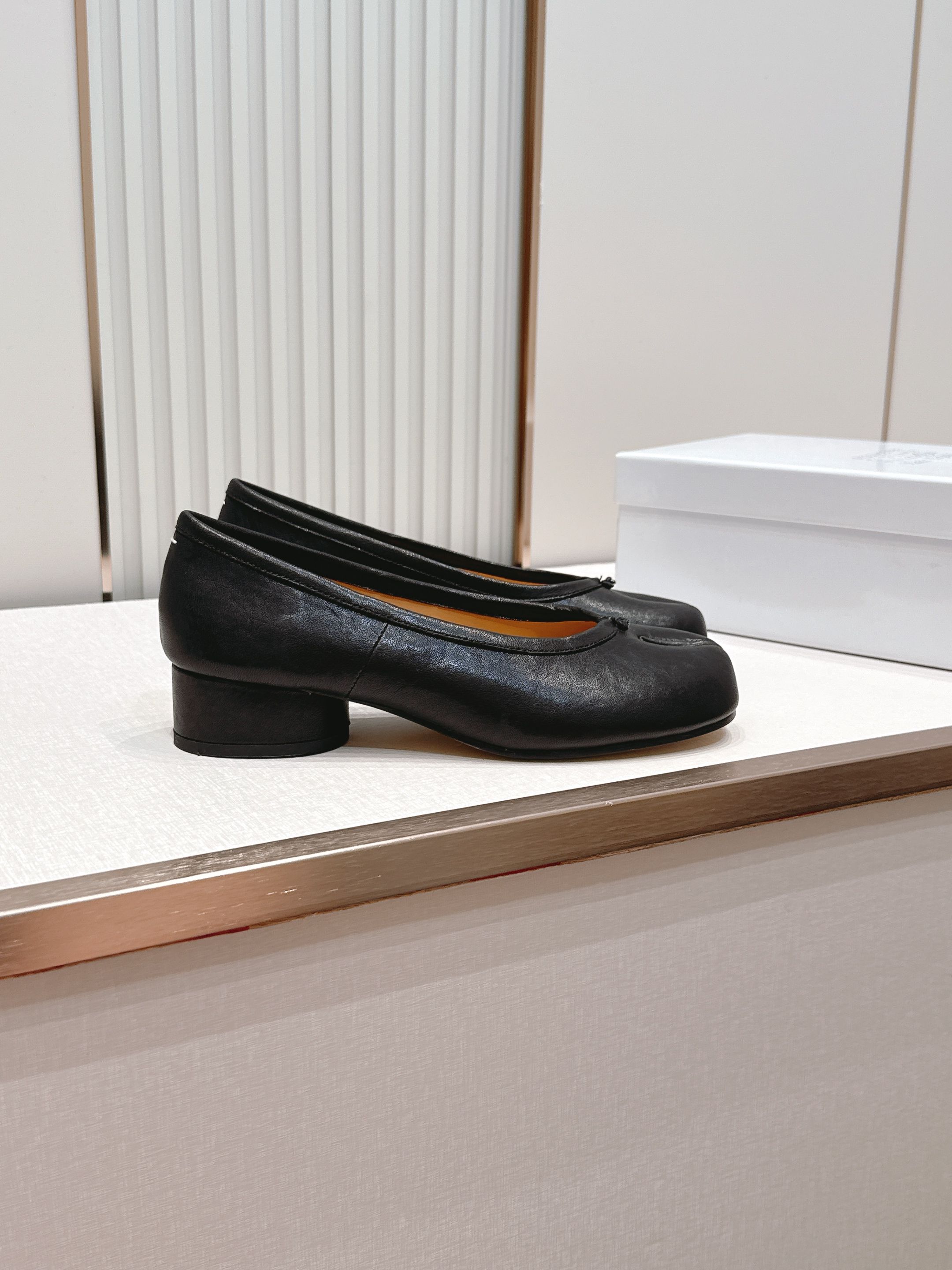 Maison Margiela MM6 马吉拉新款分趾芭蕾中跟单鞋设计上完美踩中了先锋美学的审美点，标志
