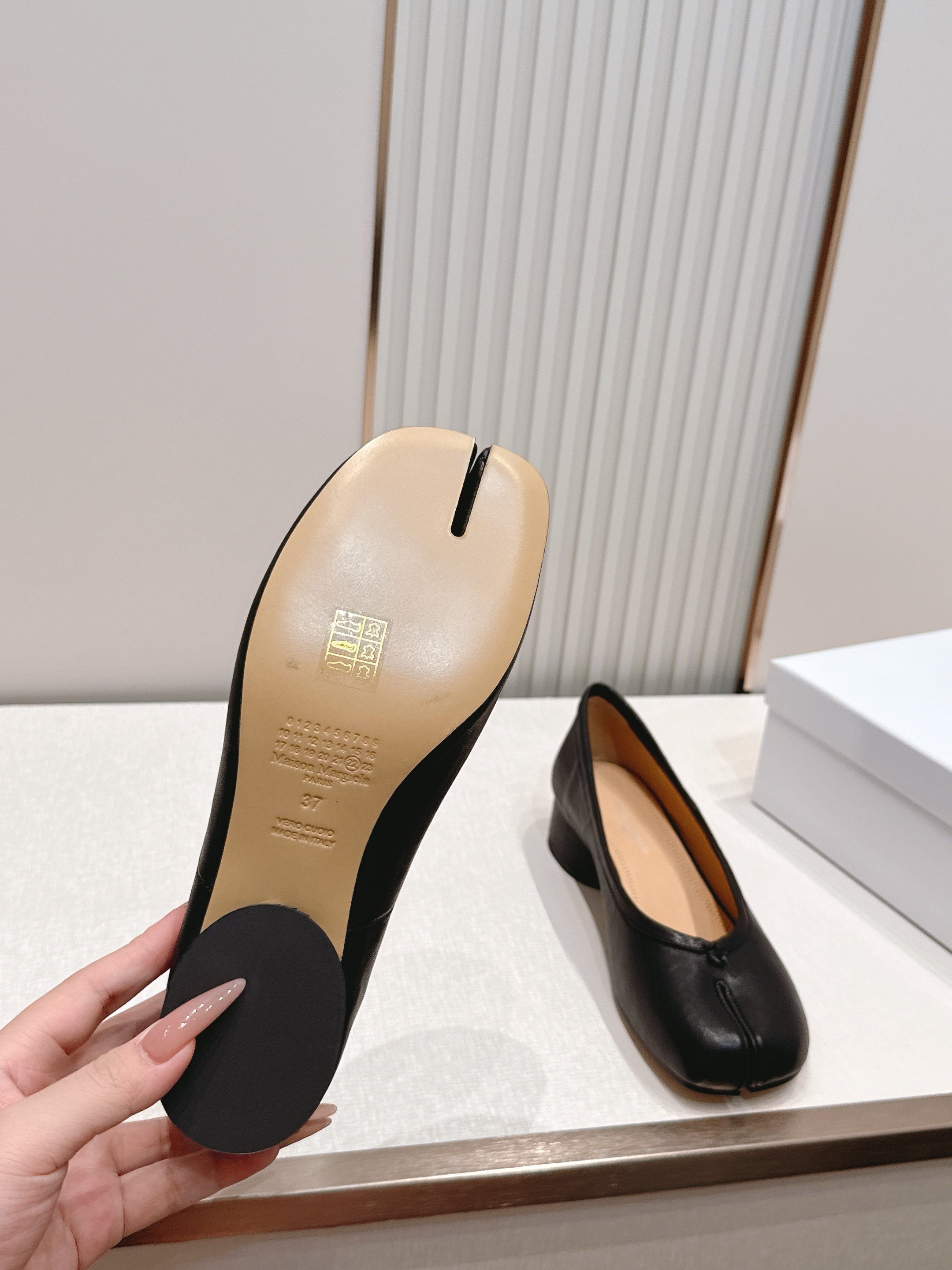 Maison Margiela MM6 马吉拉新款分趾芭蕾中跟单鞋设计上完美踩中了先锋美学的审美点，标志