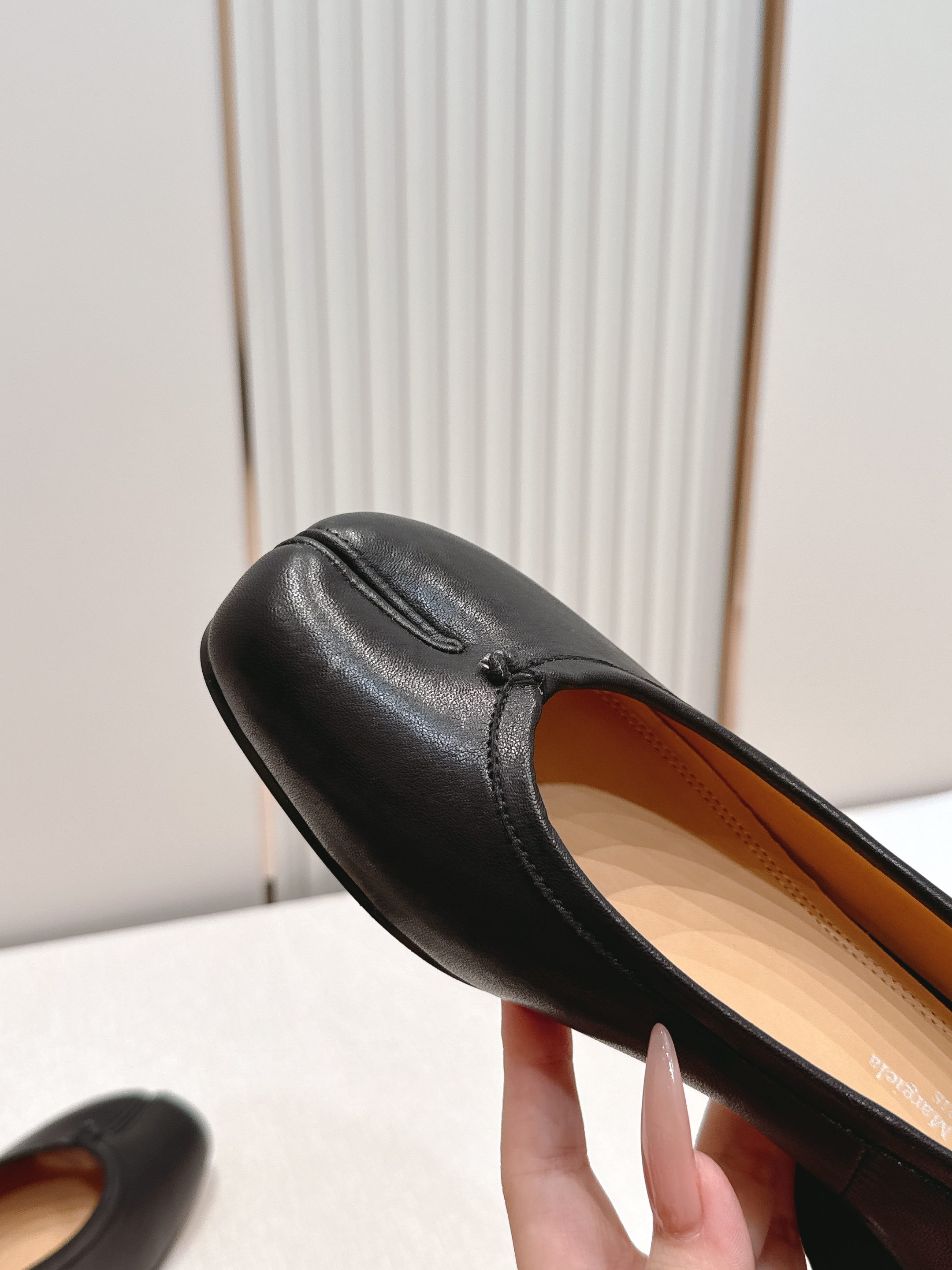 Maison Margiela MM6 马吉拉新款分趾芭蕾中跟单鞋设计上完美踩中了先锋美学的审美点，标志