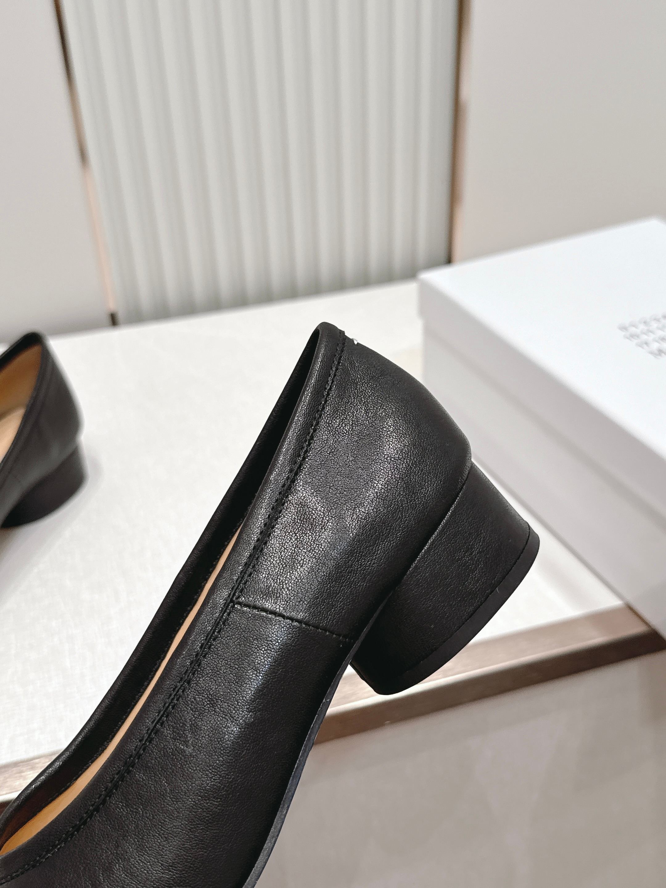 Maison Margiela MM6 马吉拉新款分趾芭蕾中跟单鞋设计上完美踩中了先锋美学的审美点，标志