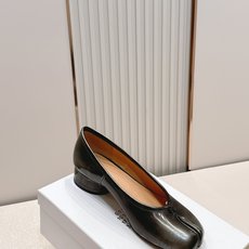 Maison Margiela MM6 马吉拉新款分趾芭蕾中跟单鞋设计上完美踩中了先锋美学的审美点,标志 Maison Margiela MM6 马吉拉新款分趾芭蕾中跟单鞋设计上完美踩中了先锋美学的审美点,标志