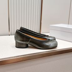 Maison Margiela MM6 马吉拉新款分趾芭蕾中跟单鞋设计上完美踩中了先锋美学的审美点,标志 Maison Margiela MM6 马吉拉新款分趾芭蕾中跟单鞋设计上完美踩中了先锋美学的审美点,标志