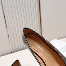 Maison Margiela MM6 马吉拉新款分趾芭蕾中跟单鞋设计上完美踩中了先锋美学的审美点,标志 Maison Margiela MM6 马吉拉新款分趾芭蕾中跟单鞋设计上完美踩中了先锋美学的审美点,标志