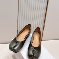 Maison Margiela MM6 马吉拉新款分趾芭蕾中跟单鞋设计上完美踩中了先锋美学的审美点,标志 Maison Margiela MM6 马吉拉新款分趾芭蕾中跟单鞋设计上完美踩中了先锋美学的审美点,标志